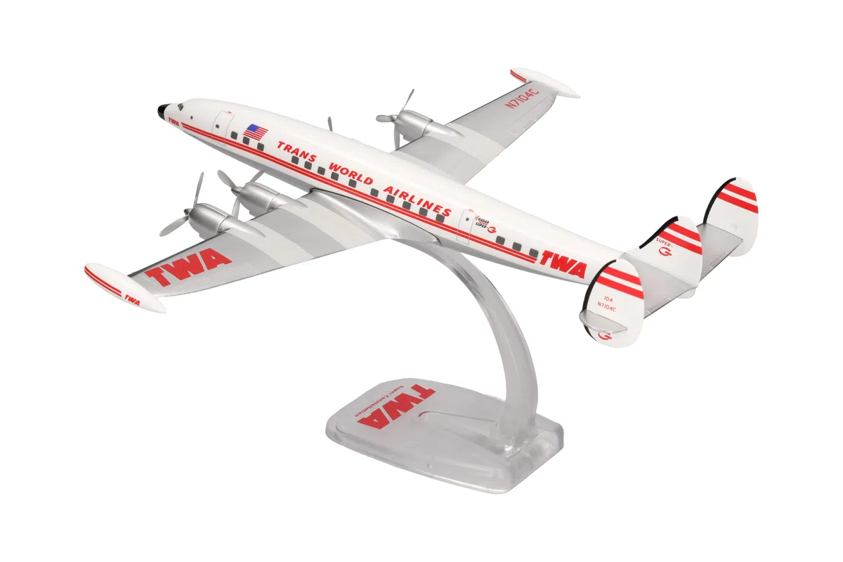 Herpa modello di aereo TWA Trans World Airlines Lockheed L-1049G Super Constellation - N7104C, in scala 1:125 - Snap-Fit, pezzo da collezione, miniatura deco, statuetta con supporto in plastica