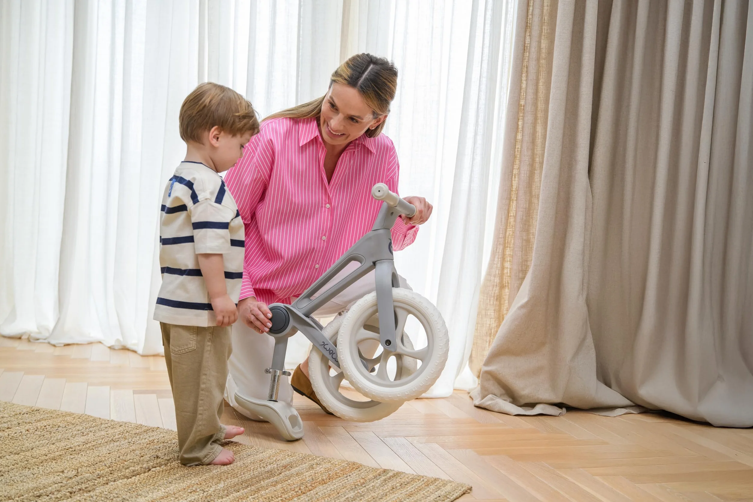 Momi Bicicletta senza pedali NORU per bambini dai 2 anni (max 25 kg), pieghevole con un pulsante, sella regolabile, ruote EVA antiforatura da 12"