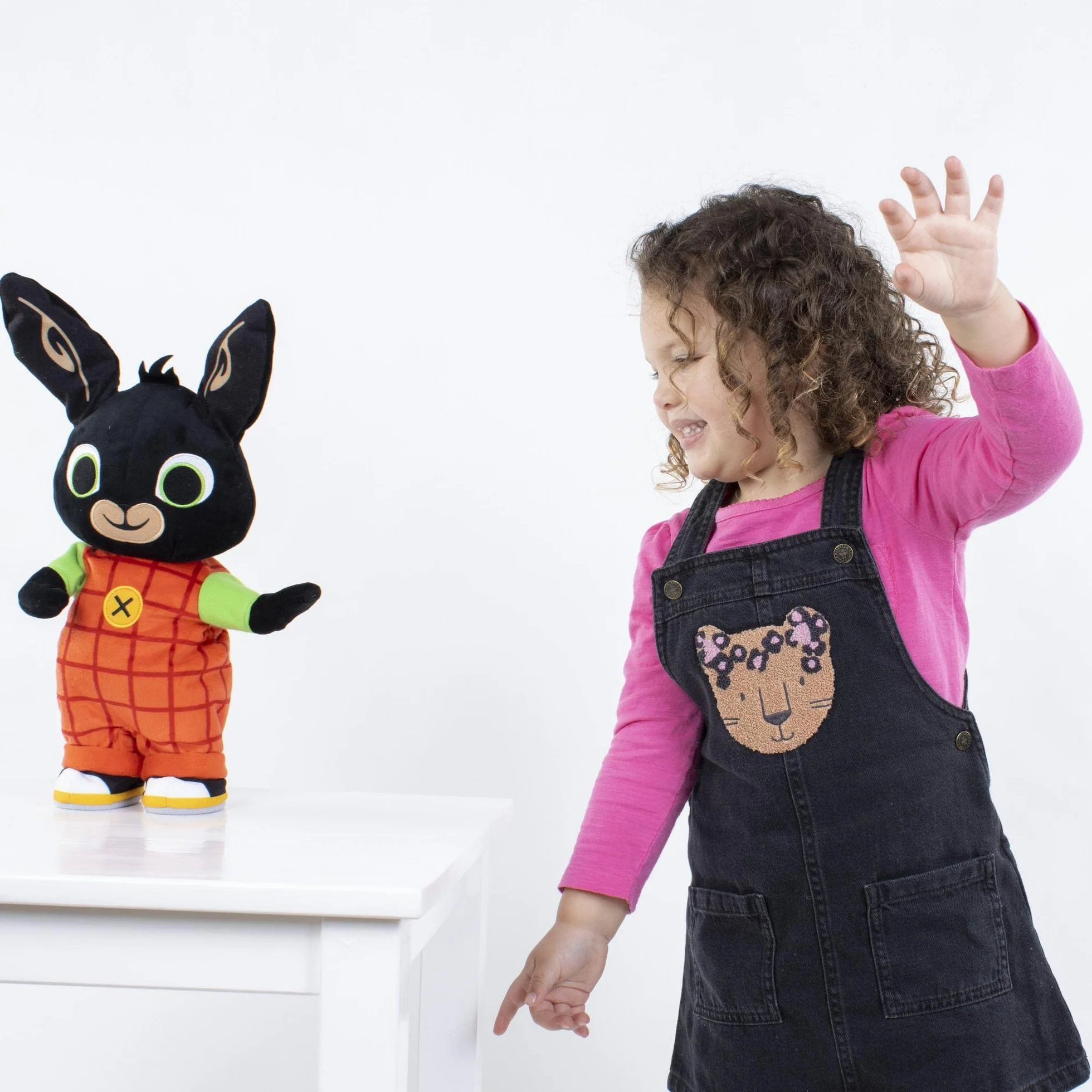 Giochi Preziosi Bing - Peluche 36 cm Parla e Danza, Premi la Manina per Attivare la Musica, con Gioco delle Statuine Musicali, con 4 musiche diverse, dai 18 Mesi, BNG33000, Multicolore