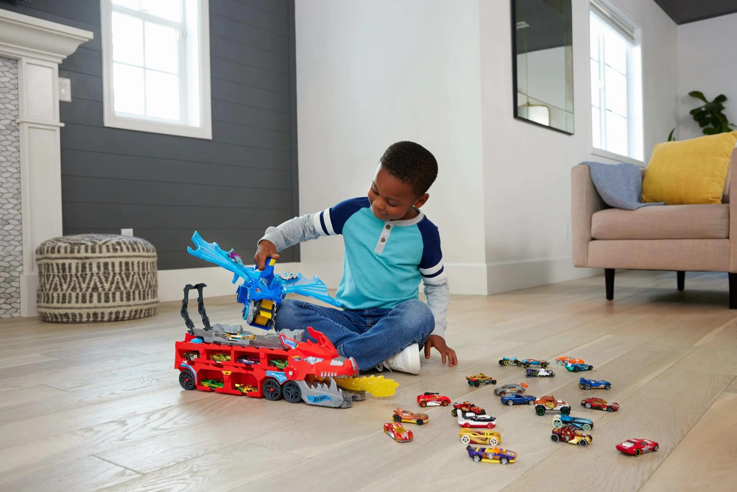 Hot Wheels - Drago Trasportatore, Veicolo trasformabile di Grandi Dimensioni con Drago Rimovibile e 2 macchinine Incluse, Contiene Fino a 20 Veicoli, Giocattolo per Bambini, 4+ Anni, JKJ79