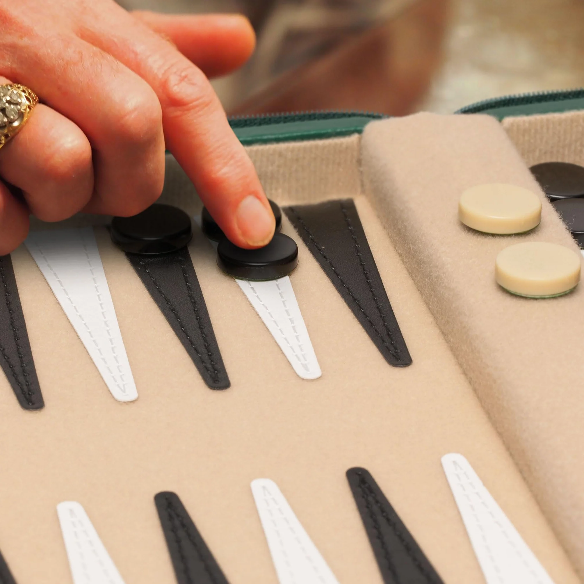 Yellow Mountain Imports Mini Backgammon da Viaggio, Izmir - Pedine magnetiche e tabellone da 23,5 cm in elegante custodia in ecopelle - Classico gioco da tavolo di strategia