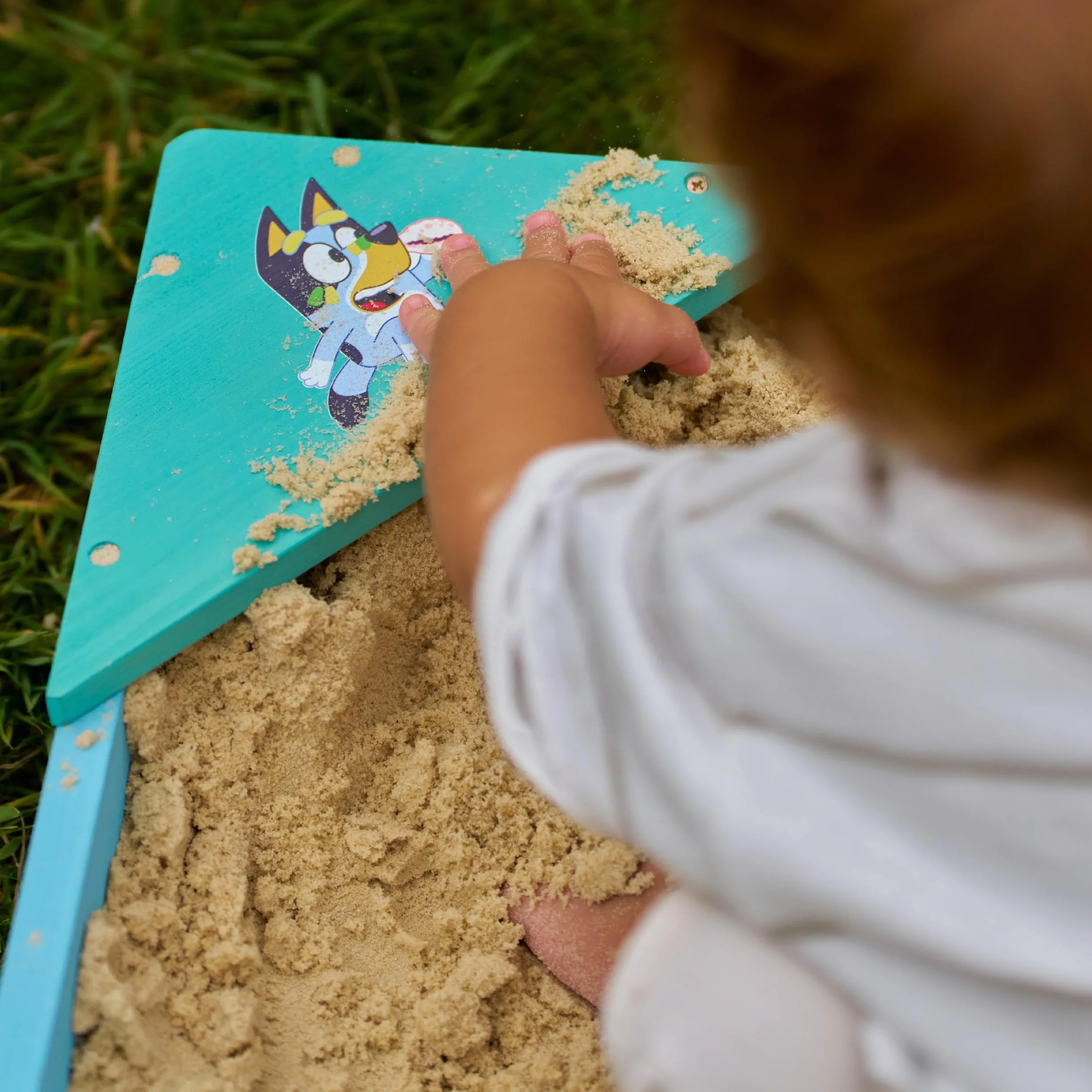 Bluey Sabbiera in legno con copertura, certificata FSC, per bambini, con sedili angolari, rivestimento poroso per acqua, copertura protettiva per giochi all'aperto, età 2+