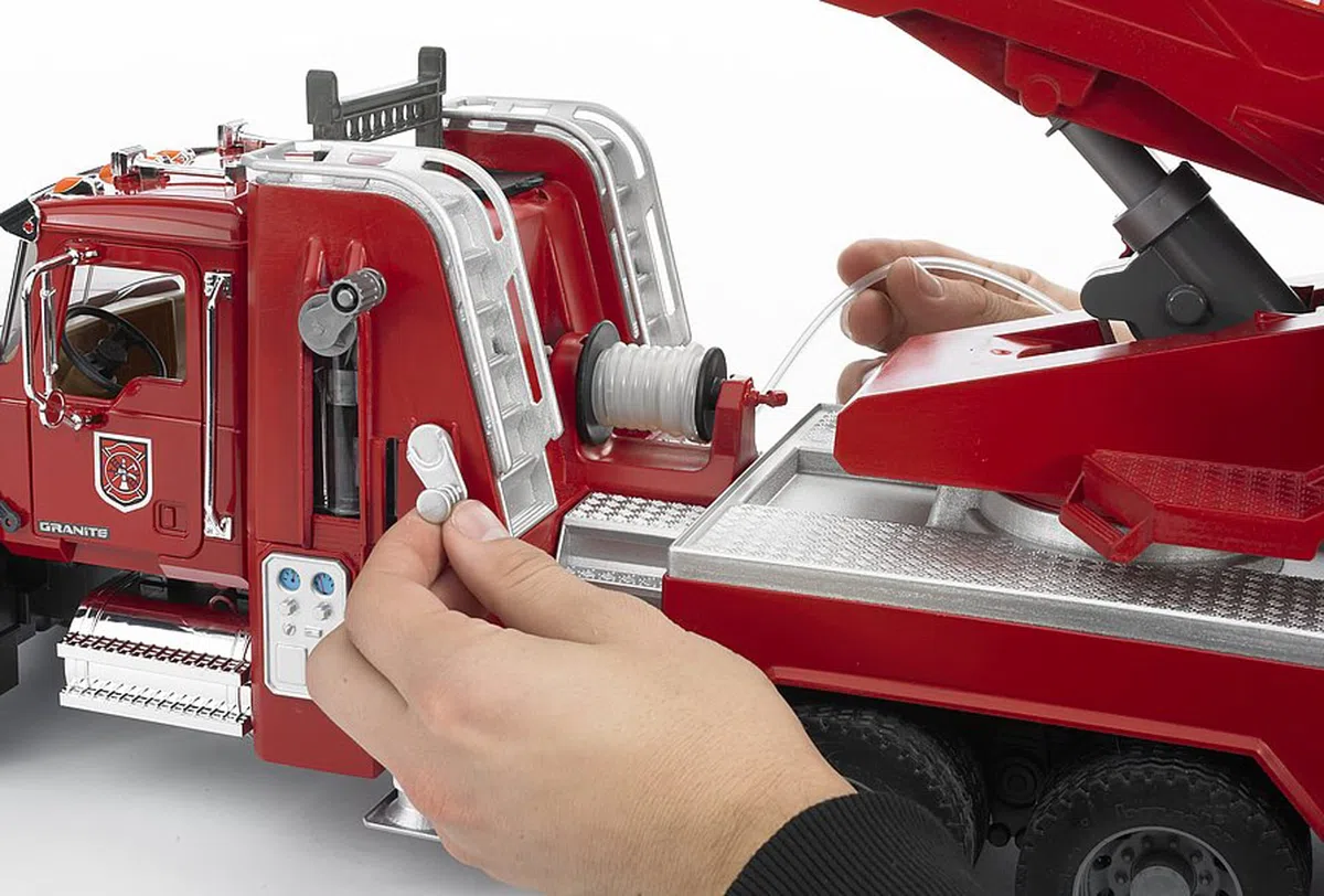 bruder 02821 - Autoscala MACK Granite con pompa, veicolo d'emergenza, camion dei pompieri