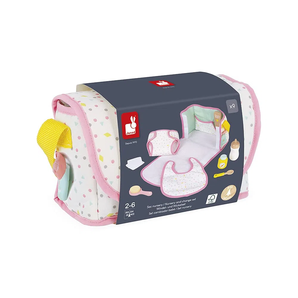 Janod - Borsa Fasciatoio - Giocattolo in Legno e Tessuto - Borsa Cambio Neonato da Bambola - Fasciatoio per Bambole Completo - 8 Accessori + Bavaglino, Pannolino, Biberon - Da 2 Anni, J06501