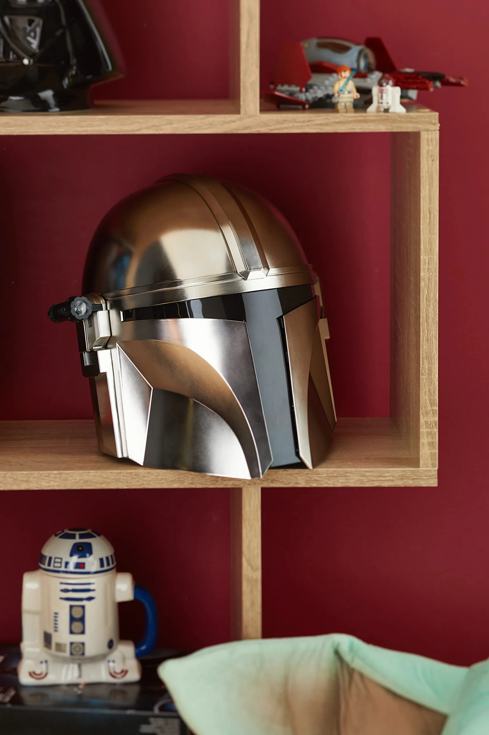 Star Wars Hasbro, The Black Series - The Mandalorian, Casco Elettronico da Collezione per Giochi di Ruolo, Ottima Idea Regalo, Giocattoli per Ragazzi e Ragazze dai 14 Anni in Su