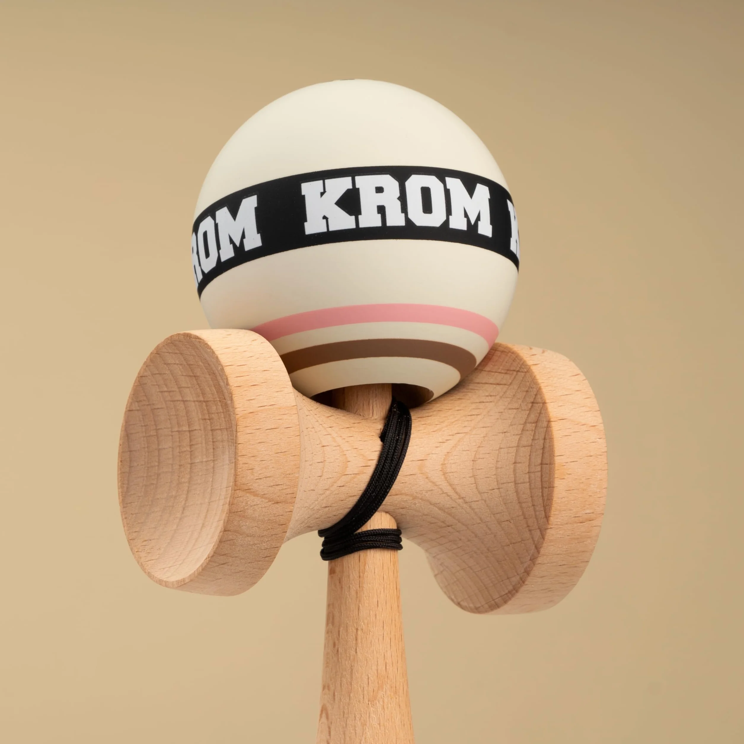 KROM Kendama STROGO Neapolitan Vanilla – Kendama in Legno per Principianti e Giocatori avanzati – Gioco di abilità per Uso Indoor e Outdoor – Giocattolo in Legno con Corda e Sfera