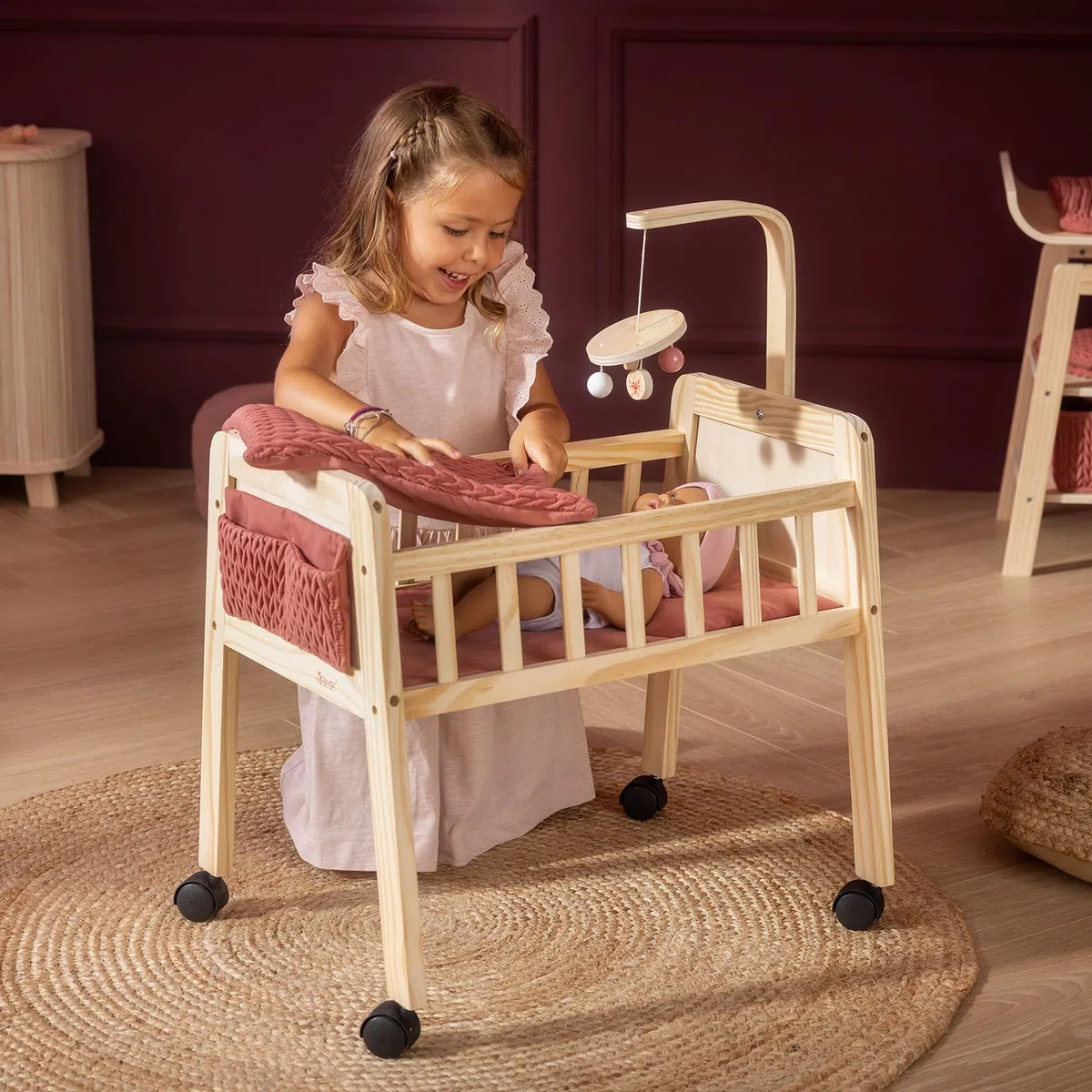 howa Letto per bambole in legno Grace con ruote, mobile, materasso, coperta e borsa in tessuto, mobili per bambole fino a 50 cm 2170