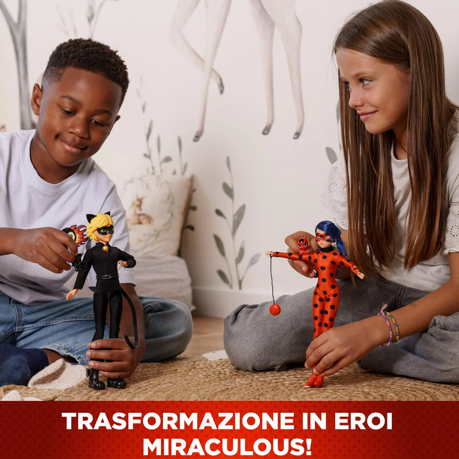 BANDAI – Miraculous – Confezione 2 bambole Marinette e Adrien con 2 abiti (Ladybug e Chat Noir) – Set regalo Miraculous 2 figure 26cm – Idea regalo per bambini – Giocattolo dai 4 anni in su – P50359