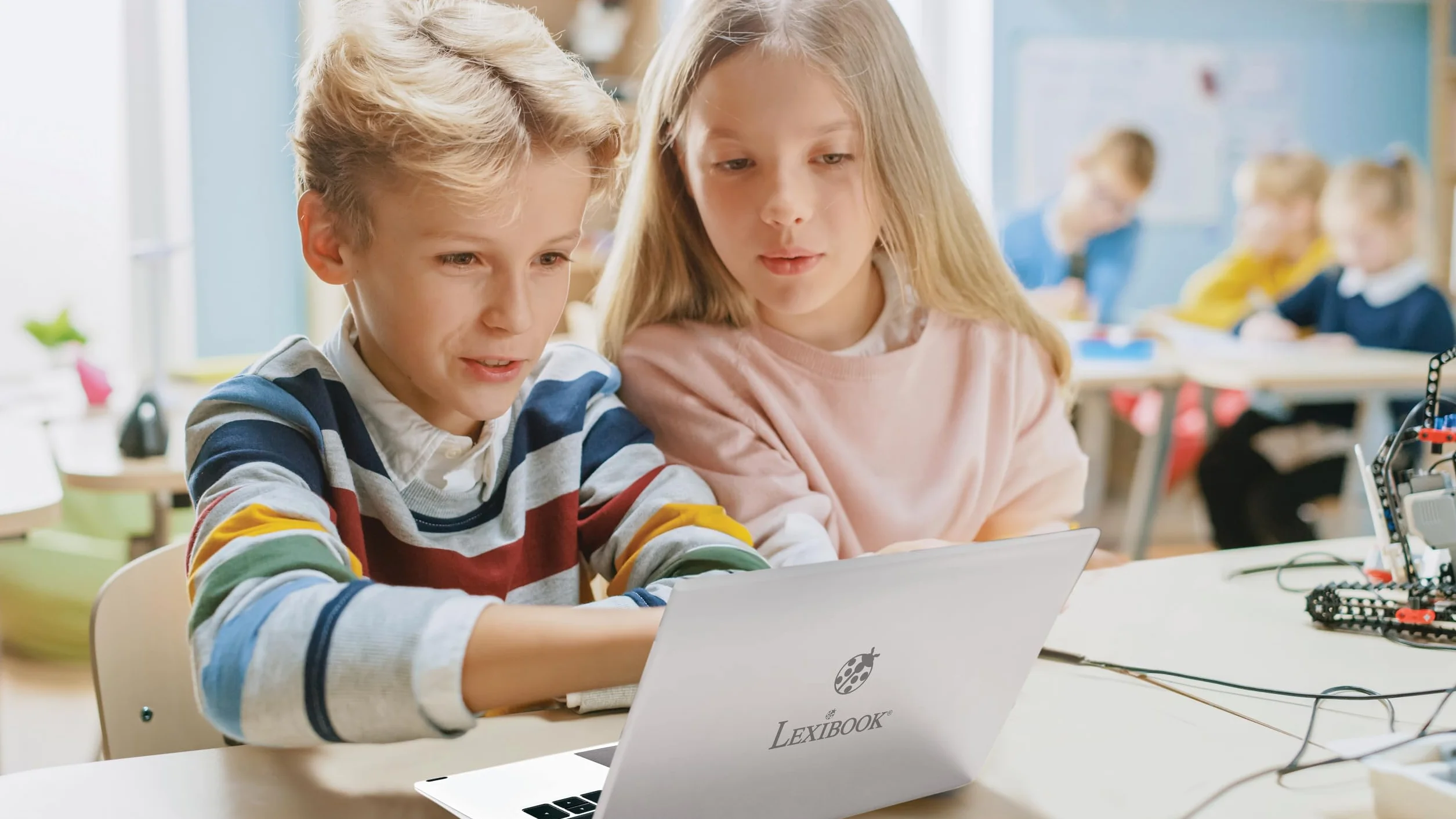 Lexibook LAPTAB® 10, Laptop con touch screen, Progettato per tutta la famiglia, Contenuti educativi e divertenti, Powered by Android™, Controllo genitori, Ultra sottile e leggero, LT10IT