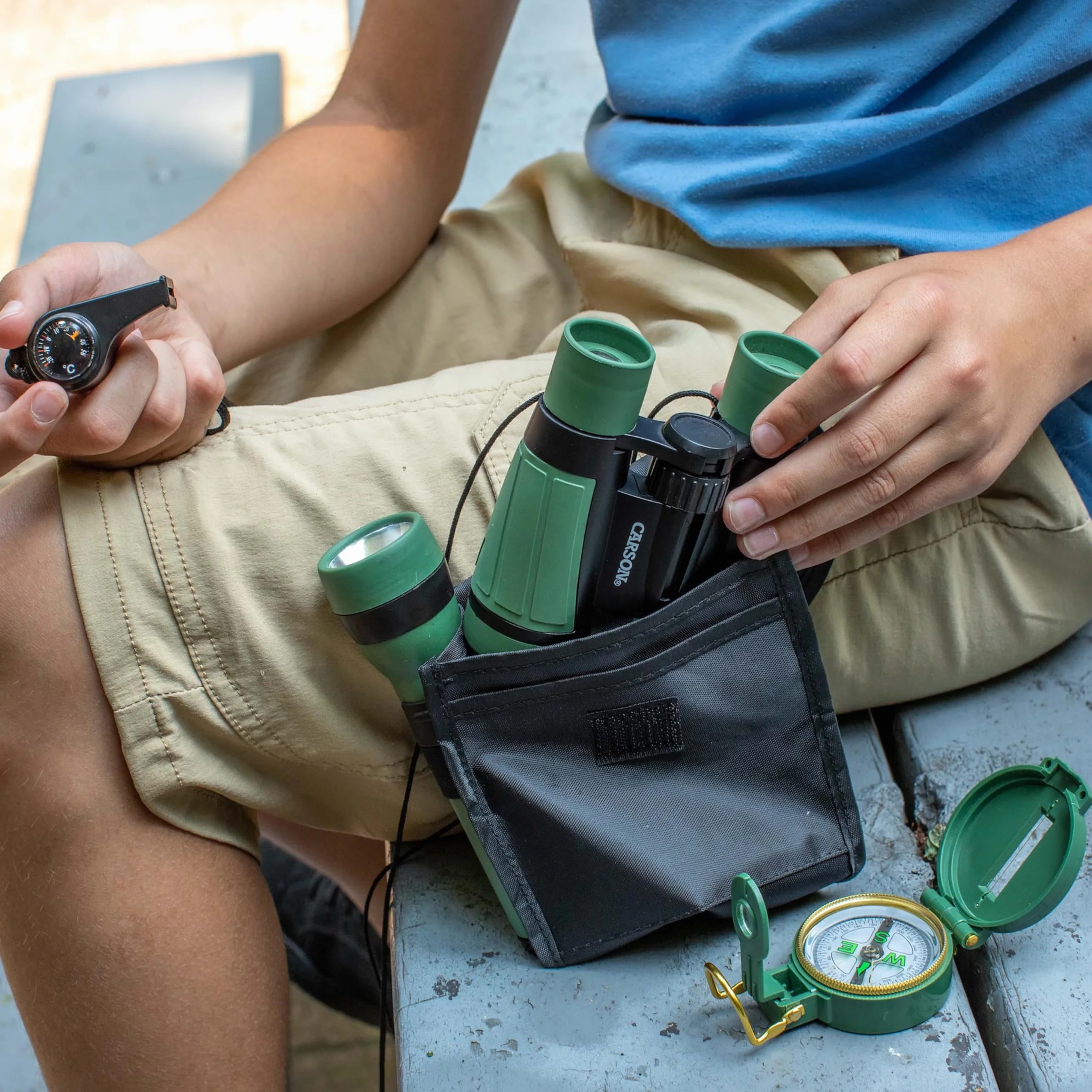 Carson Kit di Sopravvivenza per Bambini AdventurePak Kit da Campeggio, con Binoculari, Bussola per Bambini e Torce Elettriche , Design Compatto e Sicuro (HU-401)