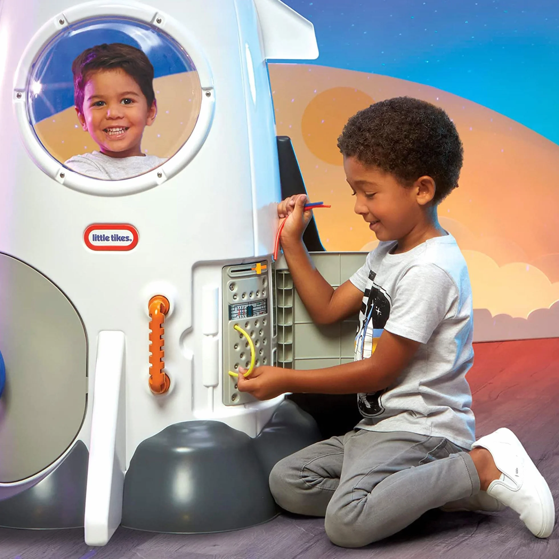 Little Tikes Adventure Rocket; Include un Sedile, Strumenti per lo Spazio, Telescopio, Sportello di Uscita e Accessori Divertenti; Con Luci e Suoni Realistici; Sono Richieste le Batterie; Età: 2+