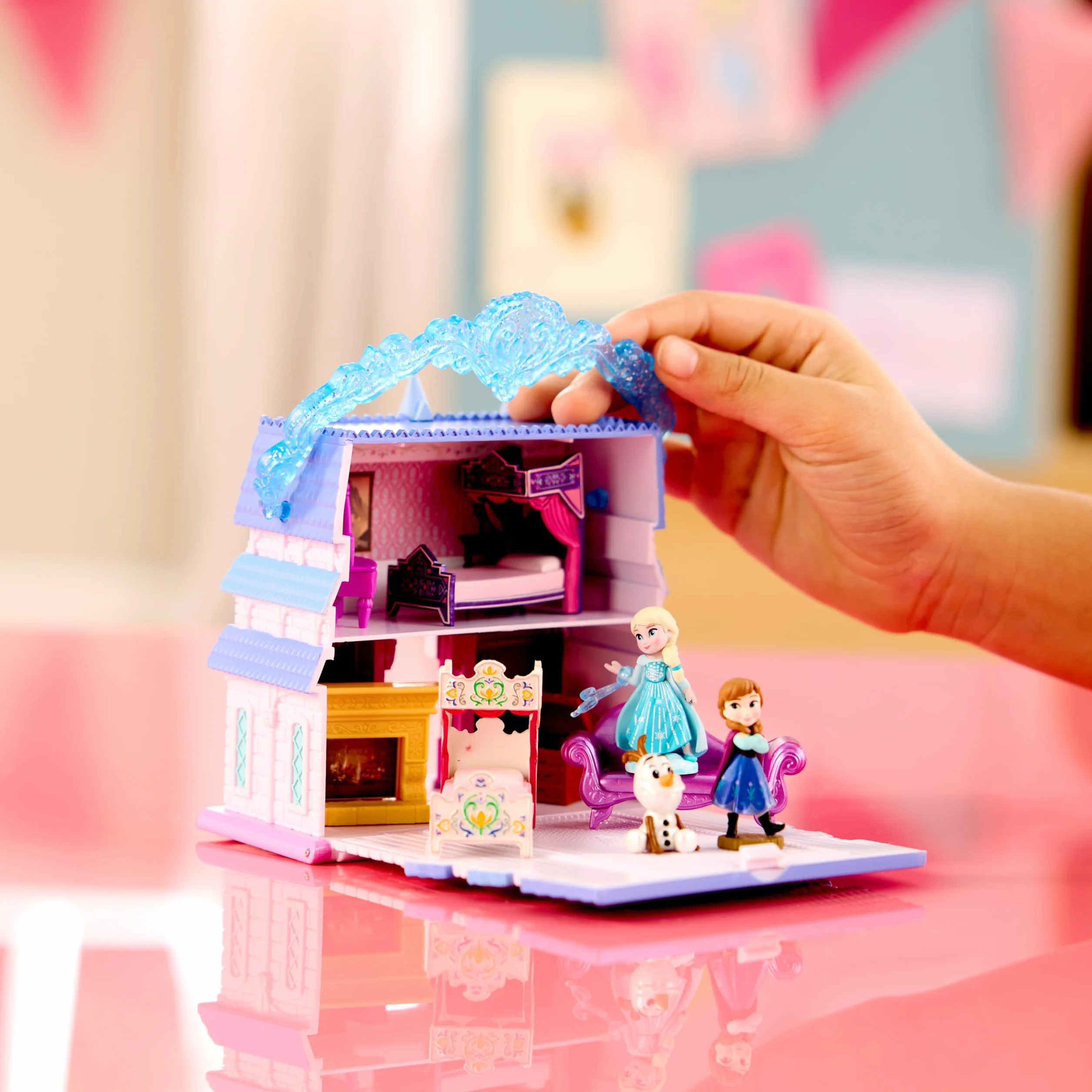Disney Store Official Casa di Bambole Frozen, Set da Gioco Once Upon a Story Alto 11,5 cm con Elsa, Anna, Olaf, Castello di Arendelle e mobili Giocattolo, 3+