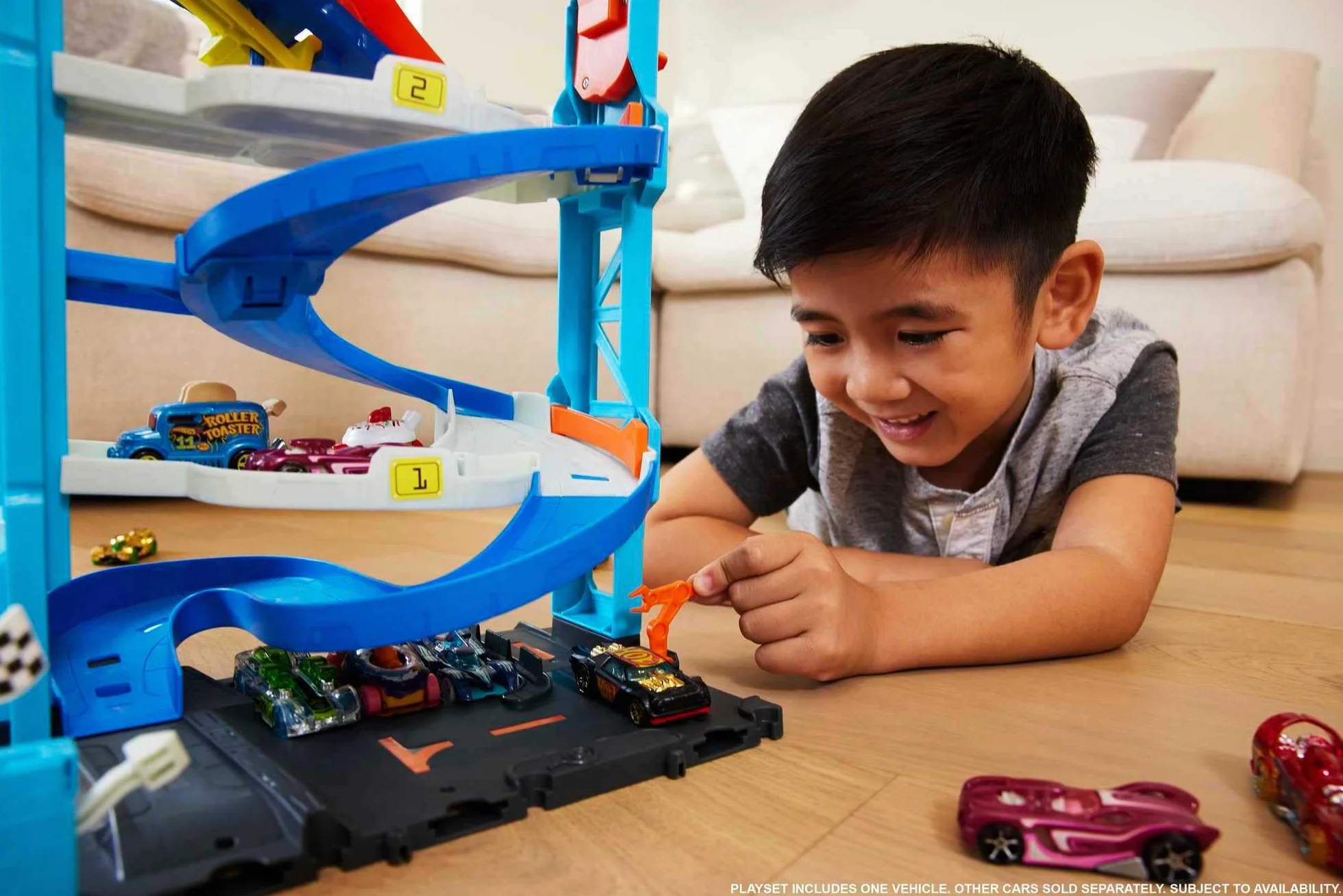 Hot Wheels City playset con pista e 1 macchinina Hot Wheels, torre 2 in 1 da modalità corsa singola a doppia, ascensore azionato manualmente incluso, HKX43