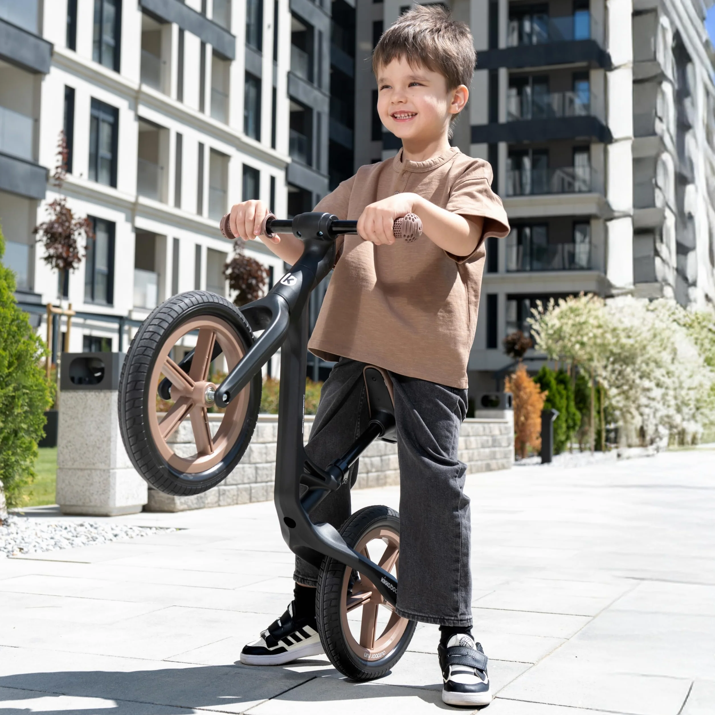 KikkaBoo MAGNUS Bicicletta Senza Pedali per Bambini 3–6 Anni, Telaio Leggero in Fibra di Vetro, Sedile Regolabile, Maniglie Antiscivolo, Ruote PU Resistenti