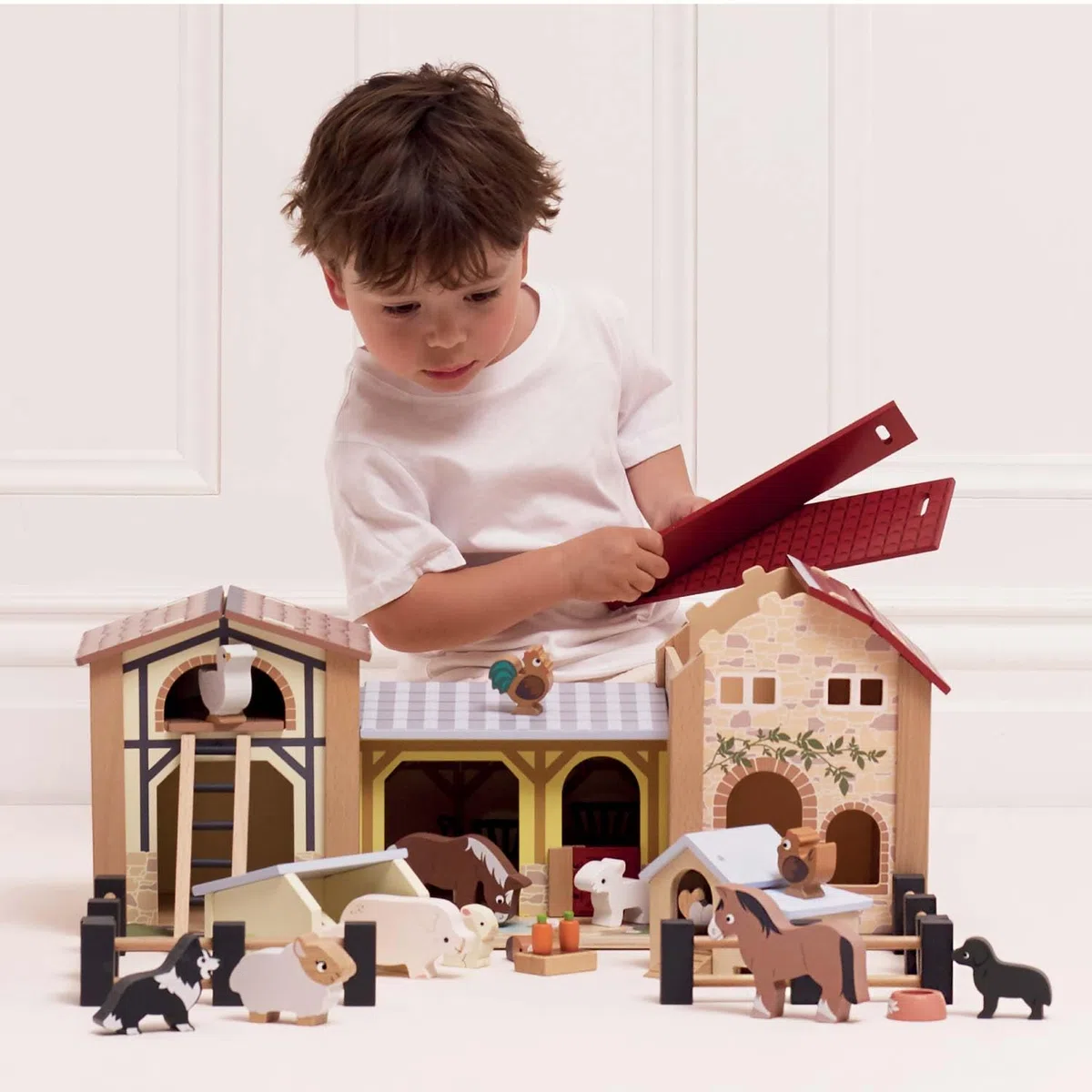 Le Toy Van - TV410 - Gioco educativo Fattoria degli Animali in Legno con Tetto Rimovibile, 3 Anni, Montessori, 58 x 52 x 24 cm, Grande stalla con fienile e porcile, con recinzioni mobili