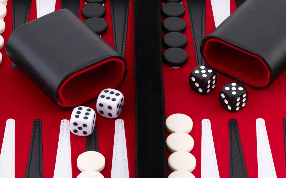 Engelhart - 250513 - Valigetta Backgammon 30 cm (11 Pollici) - Similpelle Rossa/Nera/Bianca con Interno in Velluto - Gioco da Tavolo Portatile per 2 Giocatori - Dai 6 Anni in Su