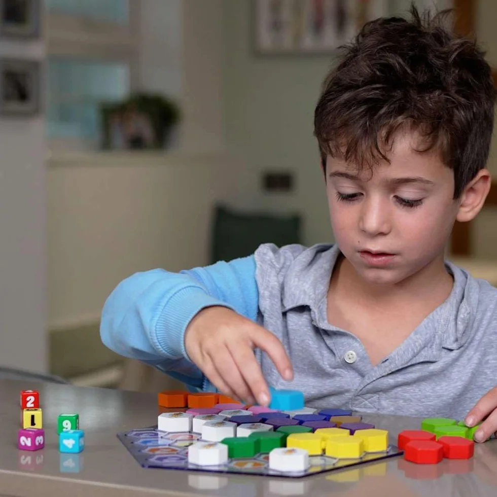 The Happy Puzzle Company Bee Genius Game - 46.656 sfide puzzle per i puzzle più giovani - Puzzle di logica STEM Risorse educative per l'apprendimento precoce - Giochi intelligenti per bambini e