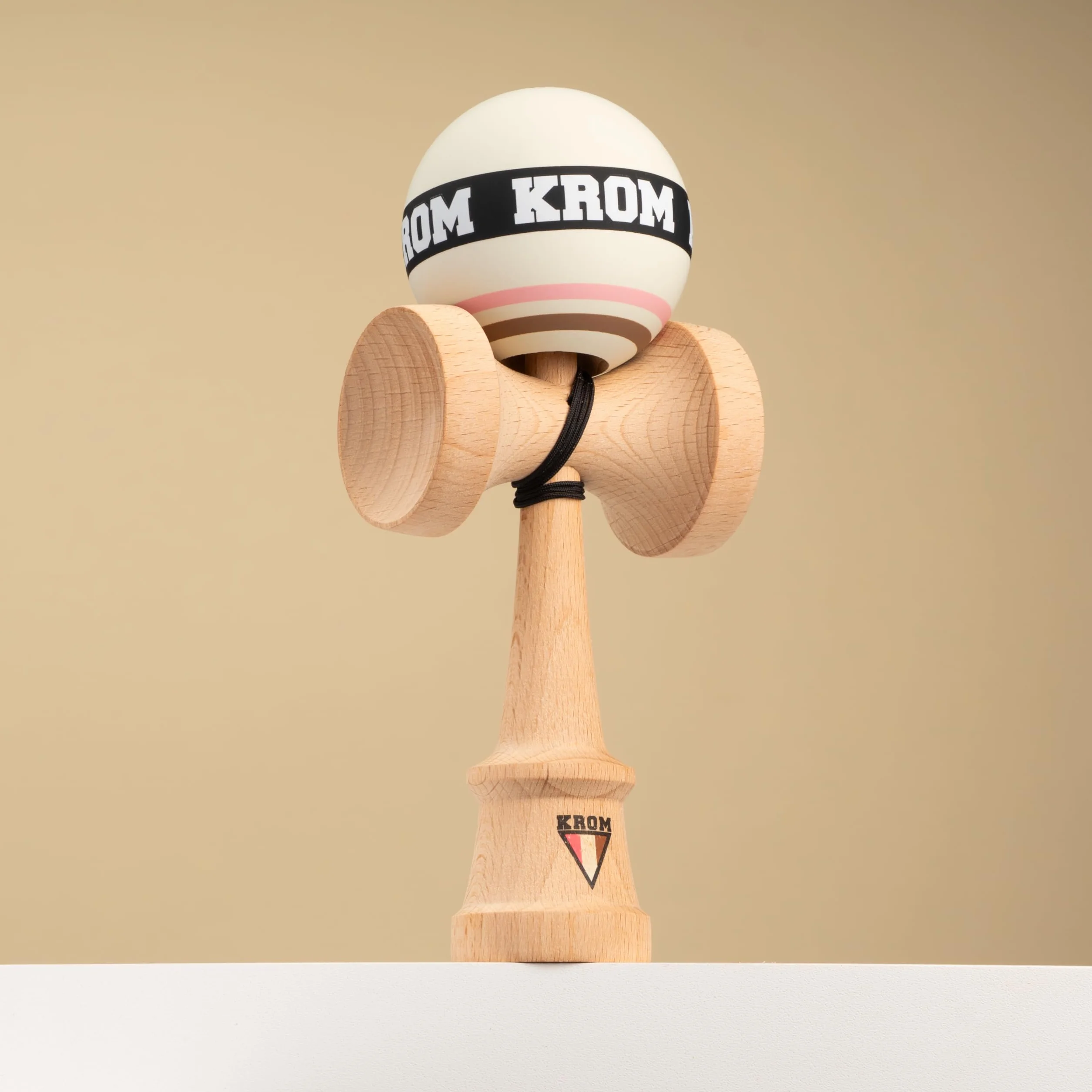 KROM Kendama STROGO Neapolitan Vanilla – Kendama in Legno per Principianti e Giocatori avanzati – Gioco di abilità per Uso Indoor e Outdoor – Giocattolo in Legno con Corda e Sfera