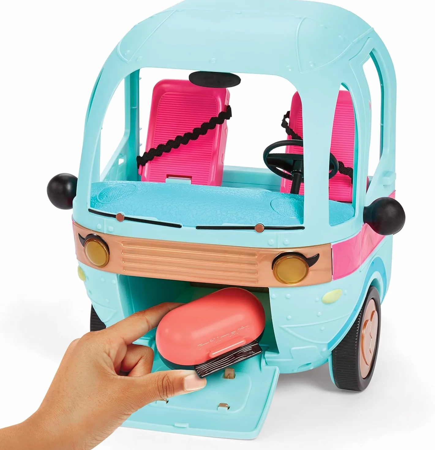 L.O.L. Surprise OMG Glam N' Go Camper Set da gioco con oltre 50 sorprese e gioco a 360°, arredato con piscina, scivolo d'acqua, letti a castello, vanity, barbecue, cabina DJ e altro ancora - Età 4+