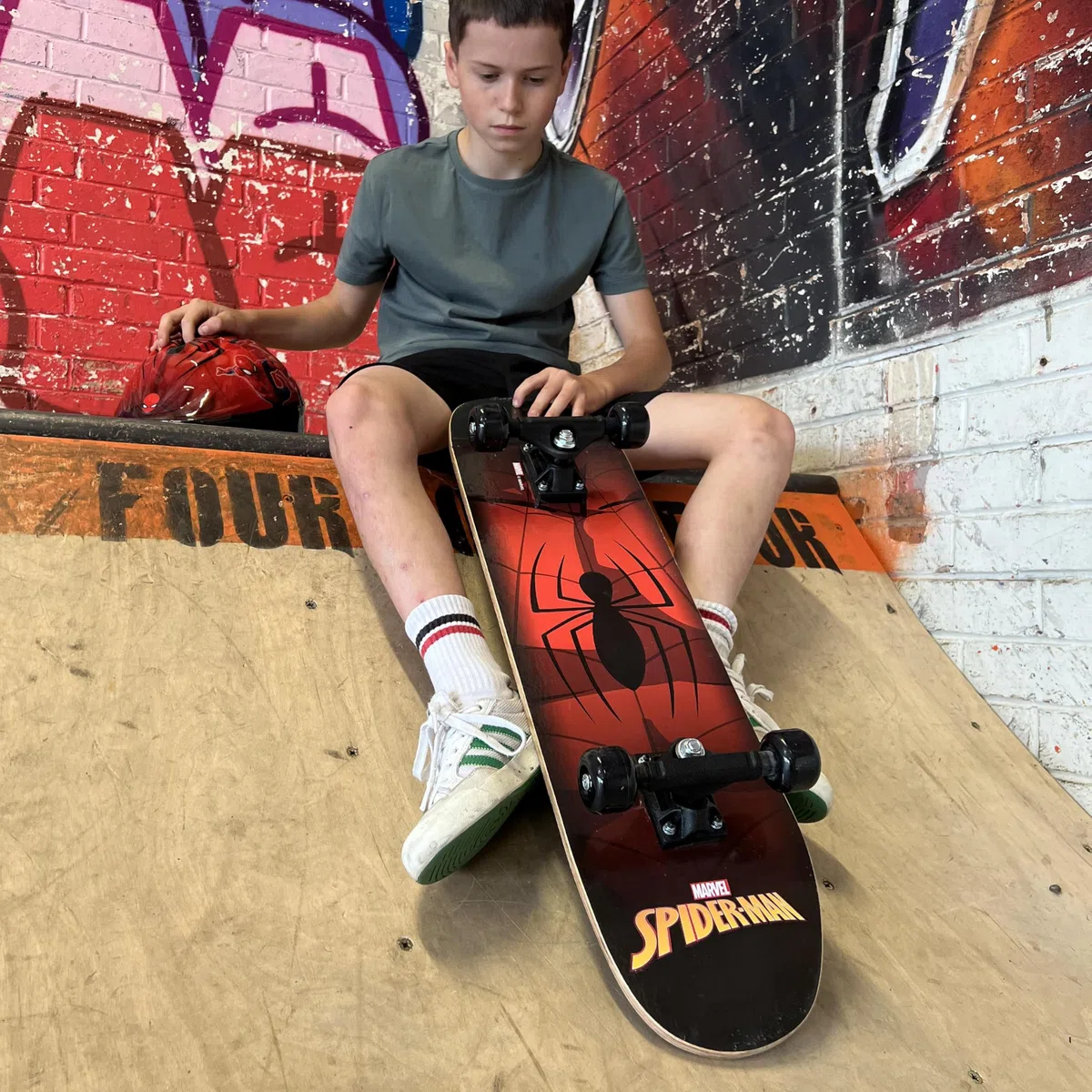 Spiderman Kids - Skateboard per principianti con licenza ufficiale, resistente tavola a 7 strati, ruote in PVC liscio, offre una maggiore stabilità, equilibrio e sviluppo della coordinazione, età 5+