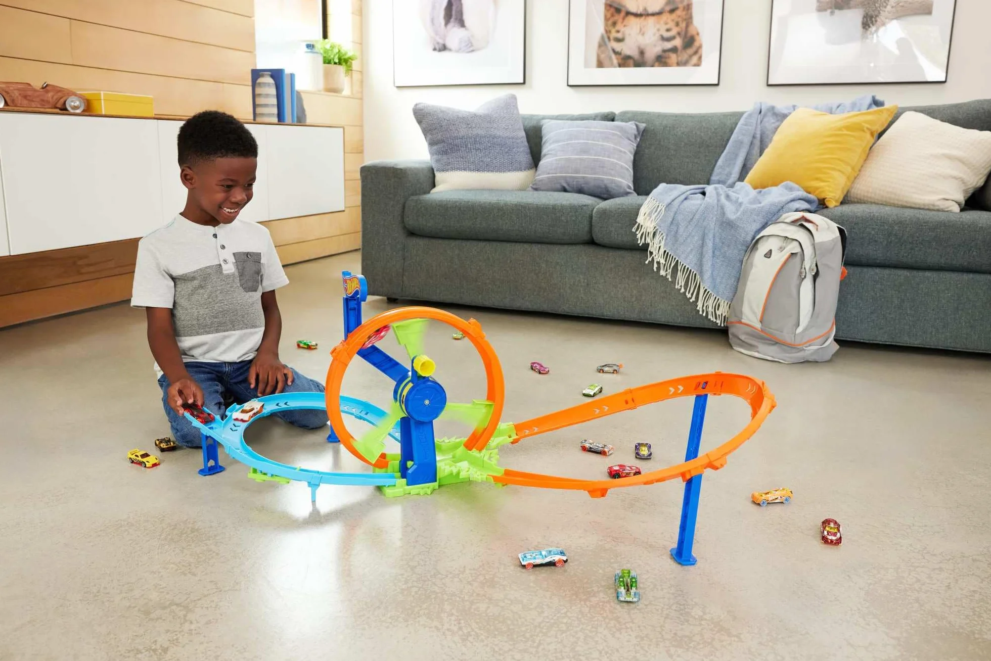 Hot Wheels - Pista Loop Rotante, playset con zona scontro su pista a forma di 8 e loop a propulsione, include una macchinina in scala 1:64, giocattolo per bambini, 3+ anni, JBX65