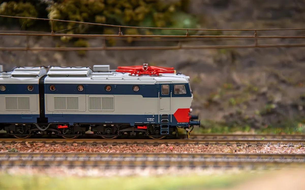 Rivarossi HR2968 FS, E.656 4a serie livrea originale, senza grondaia, con ammortizzatori, ep; locomotiva elettrica V