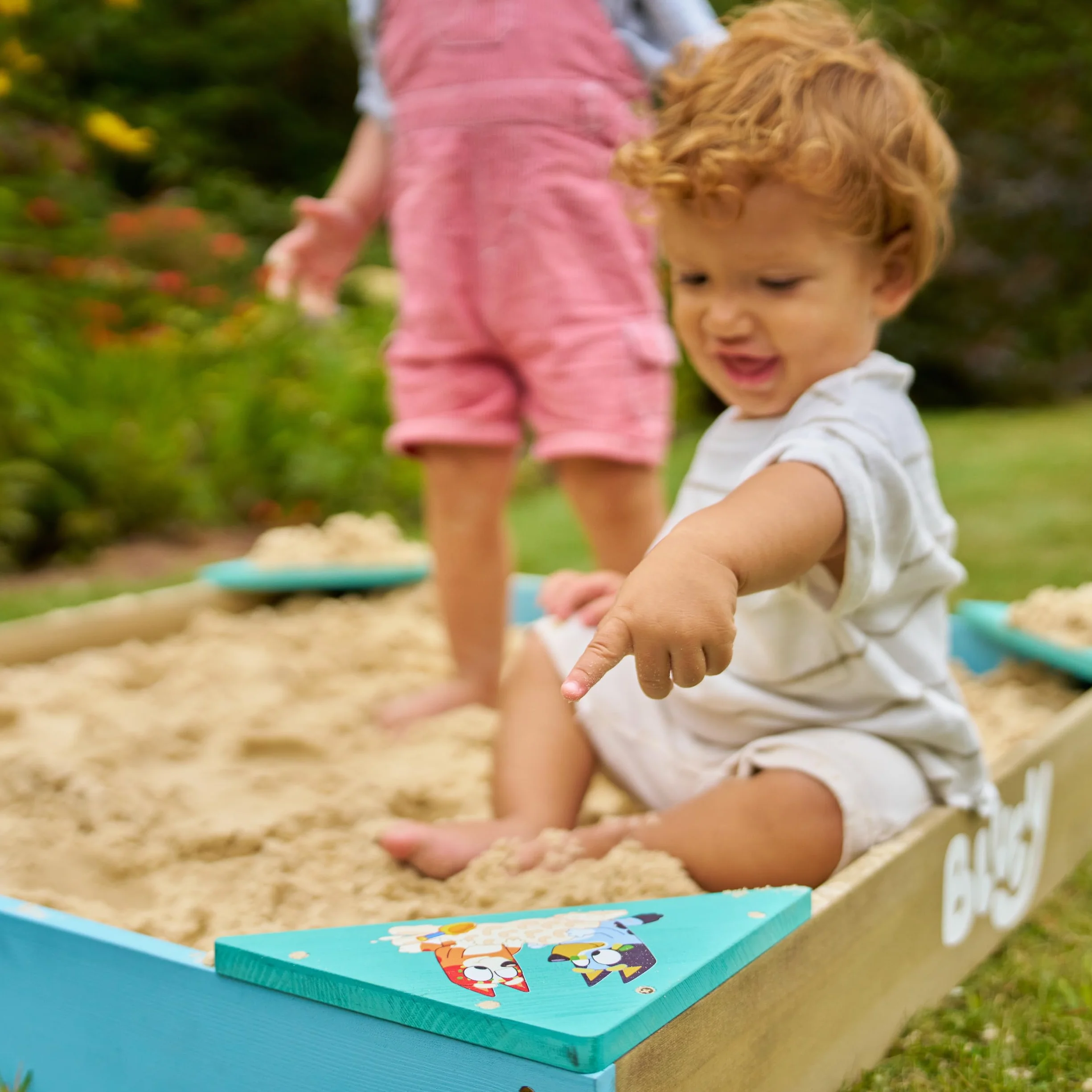 Bluey Sabbiera in legno con copertura, certificata FSC, per bambini, con sedili angolari, rivestimento poroso per acqua, copertura protettiva per giochi all'aperto, età 2+