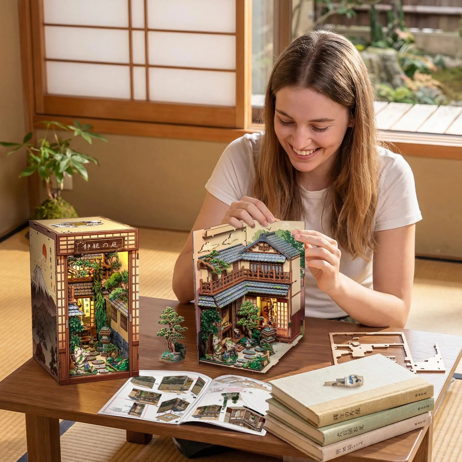 CUTEBEE Book Nook - Kit per casa delle bambole per adulti, casa giapponese in miniatura con luce LED, decorazione per libreria, regalo unico (cortile sereno)