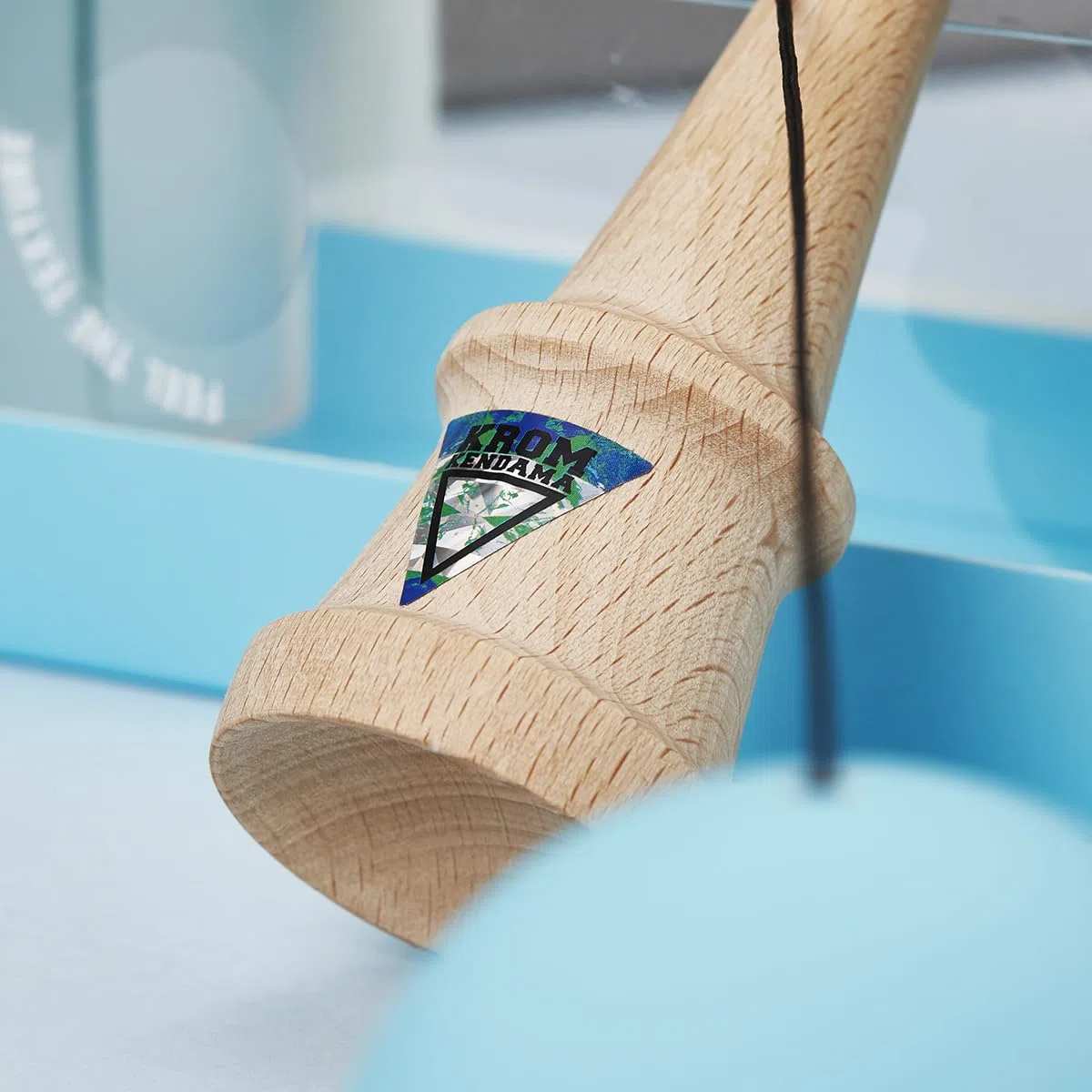 KROM Kendama Gioco - Pop Azzurro - Equilibrio impeccabile - Abilità Cognitive migliorate - Equilibrio, riflessi e creatività migliorati - Modello Kendama PRO Fatto per Principianti e Professionisti.