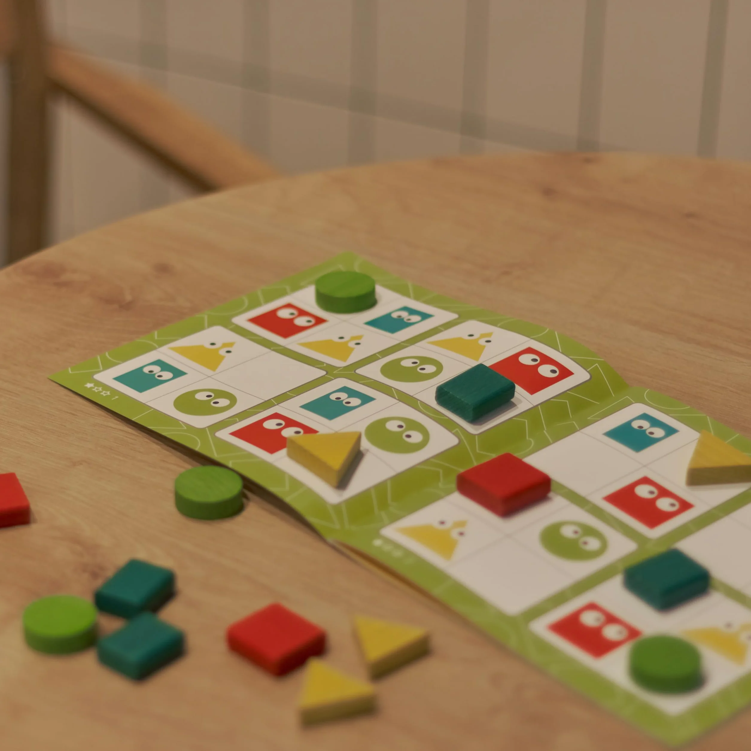 Gioco di logica Sudoku geometrico in legno 16 pezzi 20 compiti educativo
