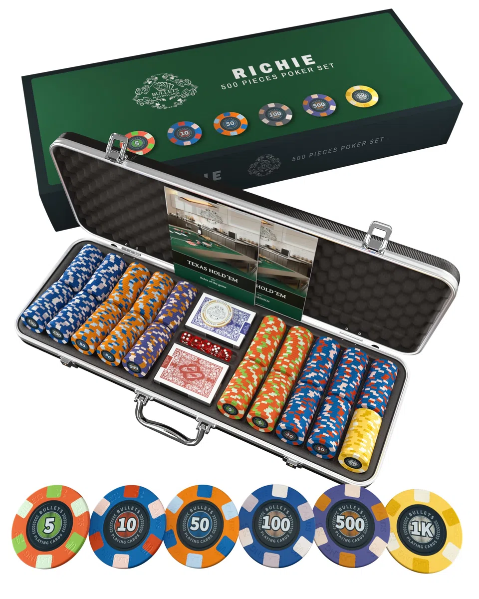 Bullets Playing Cards, Valigetta da poker Richie, Set da poker, con 500 chip da poker in ceramica con valori stampati, con pulsante in ceramica, confezione doppia di carte da poker