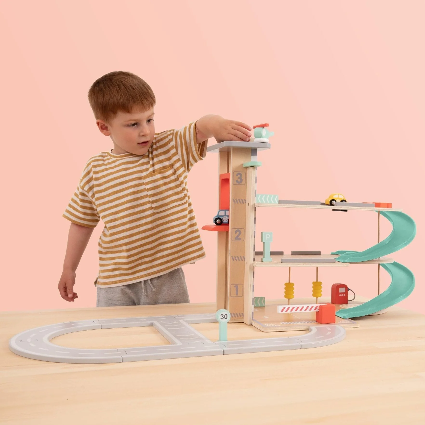 Owl & Fox Garage d'Auto da Gioco in Legno Tradizionale. Giocattoli di legno per ragazzi e ragazze dai 3 anni in su, gioco di ruolo interattivo e fantasioso, giocattolo di apprendimento Montessori