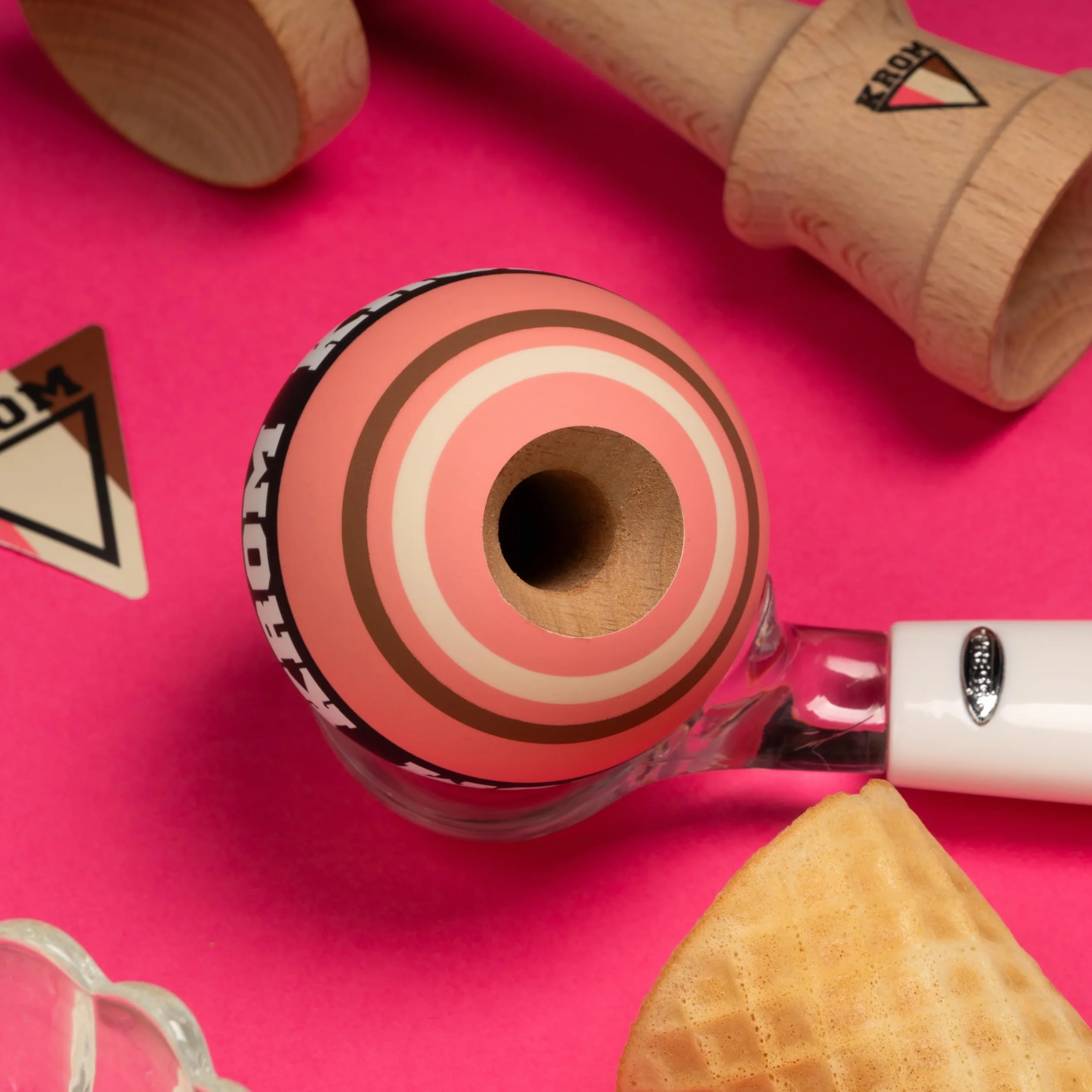 KROM Kendama STROGO Neapolitan Strawberry – Kendama in Legno per Principianti e Giocatori avanzati – Gioco di abilità per Uso Indoor e Outdoor – Giocattolo in Legno con Corda e Sfera
