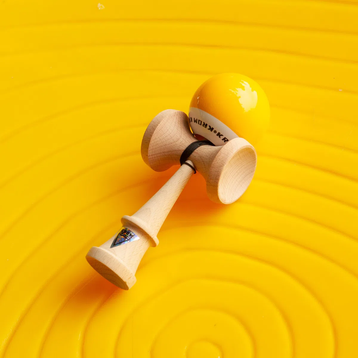 KROM PRO Kendama Originale in Legno per Principianti ed esperti – Pop LOL Giallo – Gioco di abilità per Esterni e Interni – Giocattolo in Legno con Corda e Palla