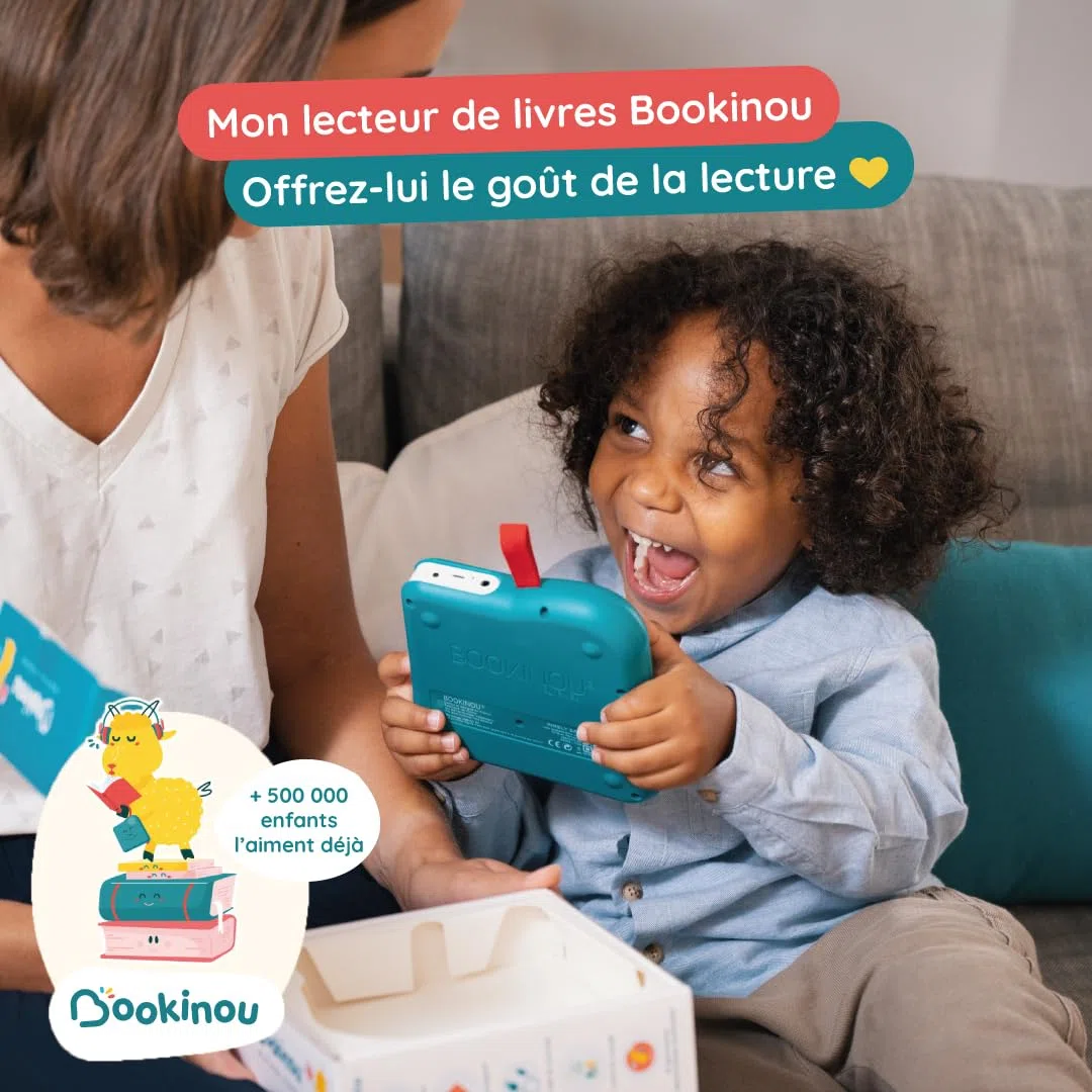 Lettore di libri da 2 anni, che legge i suoi libri con la voce della sua famiglia