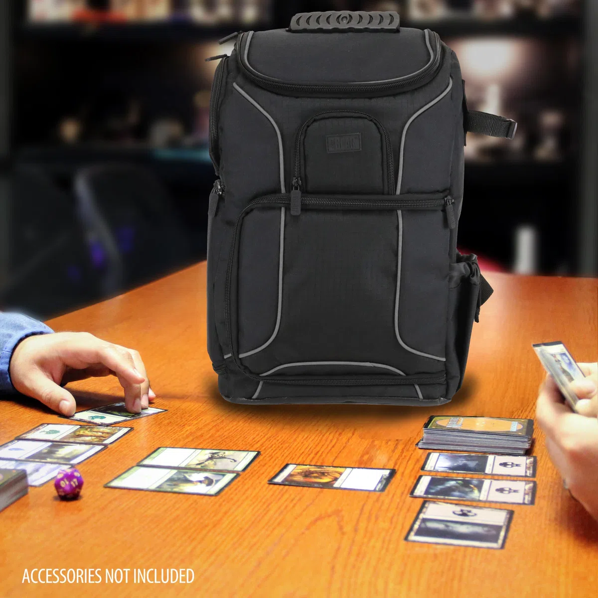 USA Gear Zaino MTG Compatibile con Magic the Gathering Deck, Deck e altro - Zaino MTG TCG con Tracolle, Divisori Personalizzabili, Tappetino da Gioco TCG, Spazio per Raccoglitori (Nero)