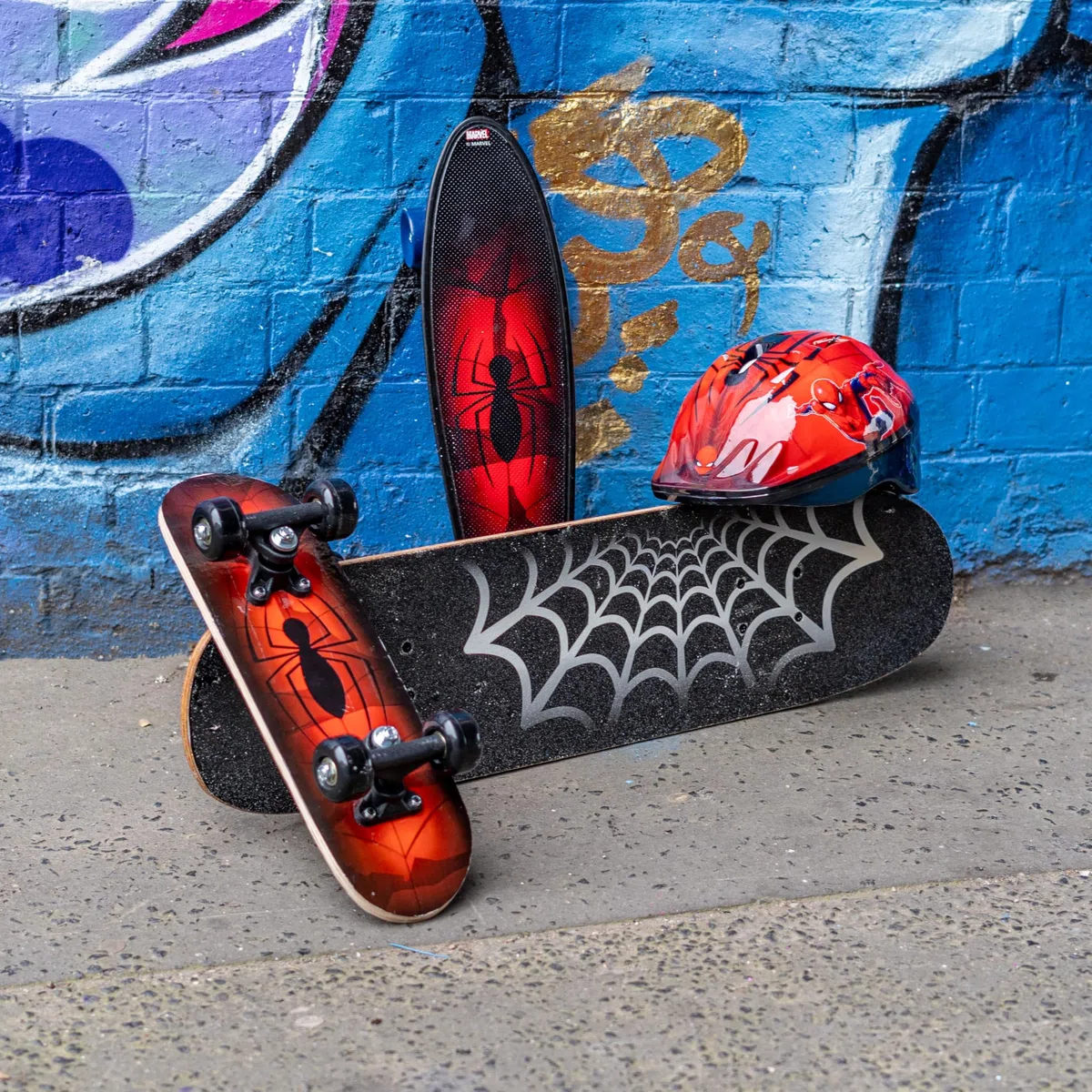 Spiderman Kids - Skateboard per principianti con licenza ufficiale, resistente tavola a 7 strati, ruote in PVC liscio, offre una maggiore stabilità, equilibrio e sviluppo della coordinazione, età 5+