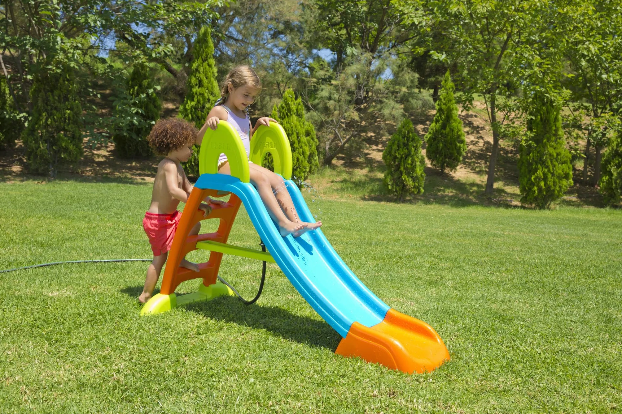 FEBER Scivolo Slide Plus con Acqua, Scivolo da Giardino, con Foro per il tubo dell'acqua, Scalette Antiscivolo, Multicolore, Resistente e Facile da Montare, per Bambini da 2 a 7 Anni