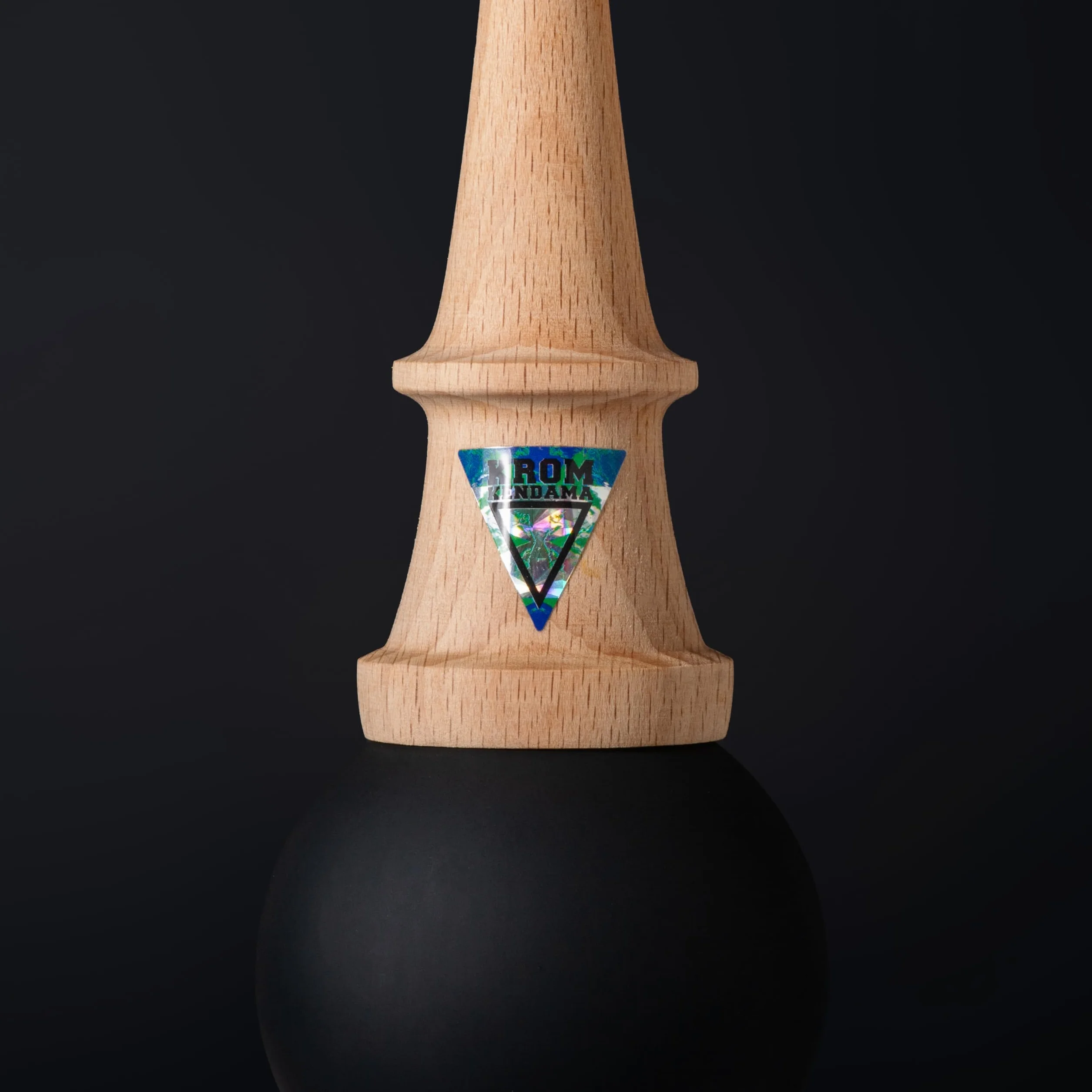 KROM Kendama Gioco - Pop Nero - Abilità Cognitive migliorate - Equilibrio, riflessi e creatività migliorati - Modello Kendama PRO Fatto per Principianti e Professionisti.