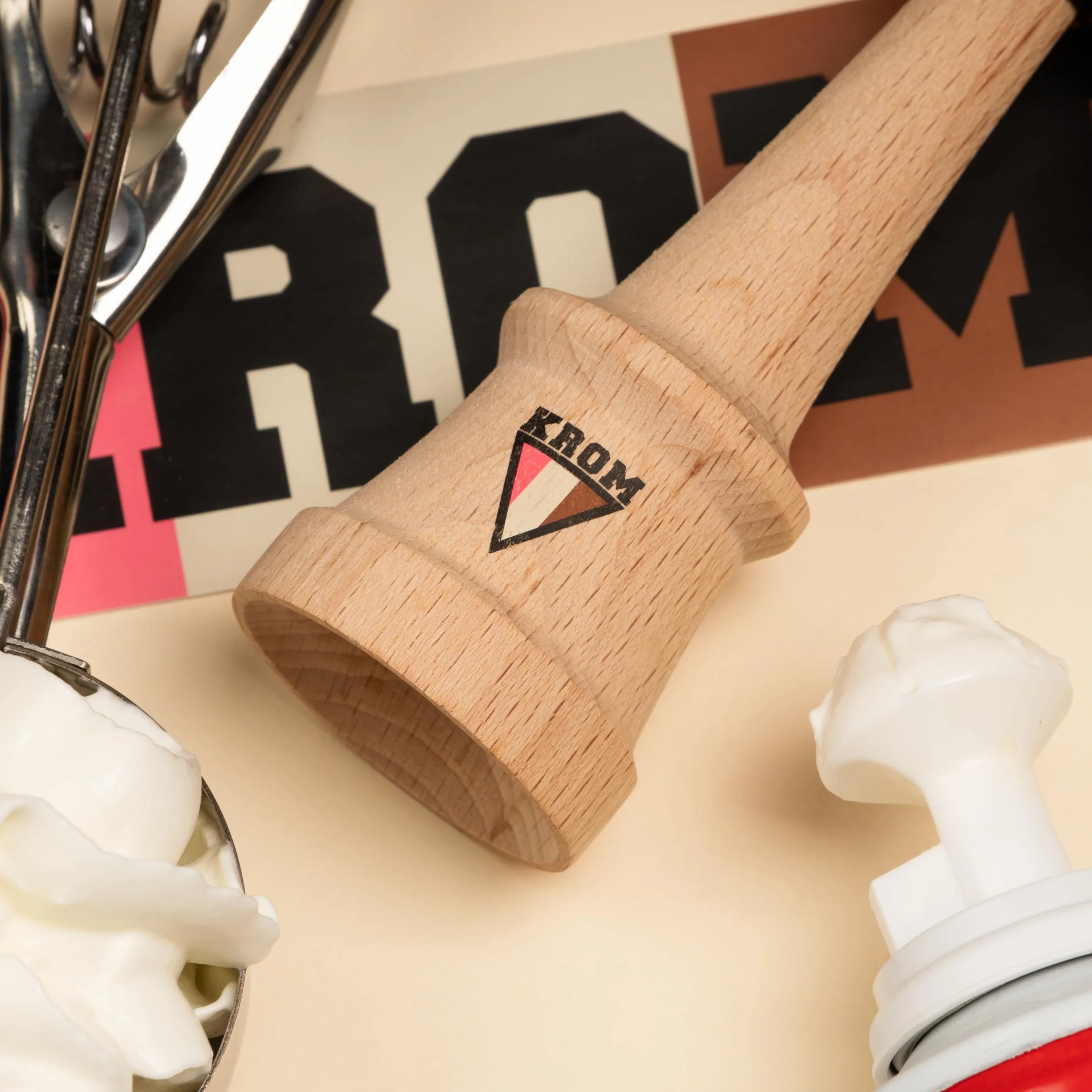 KROM Kendama STROGO Neapolitan Vanilla – Kendama in Legno per Principianti e Giocatori avanzati – Gioco di abilità per Uso Indoor e Outdoor – Giocattolo in Legno con Corda e Sfera