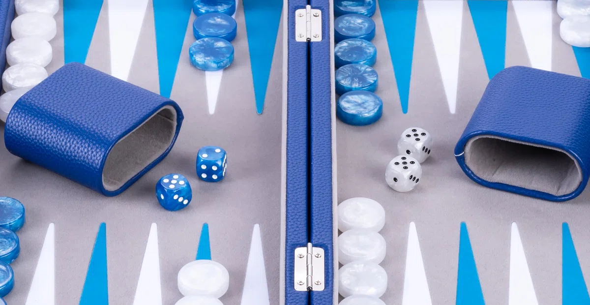 Engelhart - 250521 - Backgammon Deluxe 15" (38 cm) - Gioco di Strategia in Valigetta Elegante - Similpelle, Feltro, Pedine e Dadi Perlati