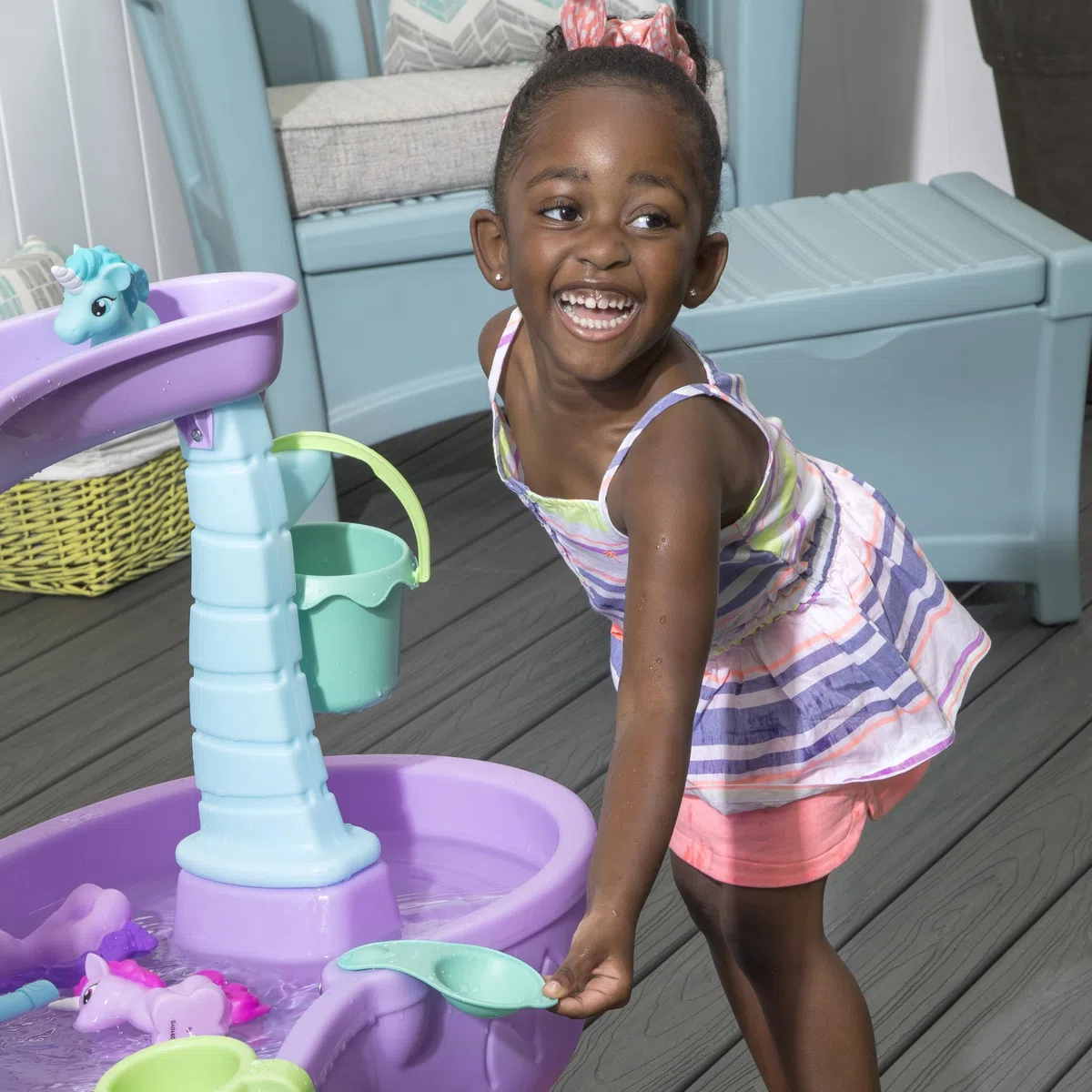 Step2 Rain Shower Splash Unicorns Tavolo da Acqua/Unicorni con Set di Accessori da 13 Pezzi | Tavolo Acqua Bambini | Giochi d'Acqua per Bambini | Tavolo Giochi Acqua Bambini