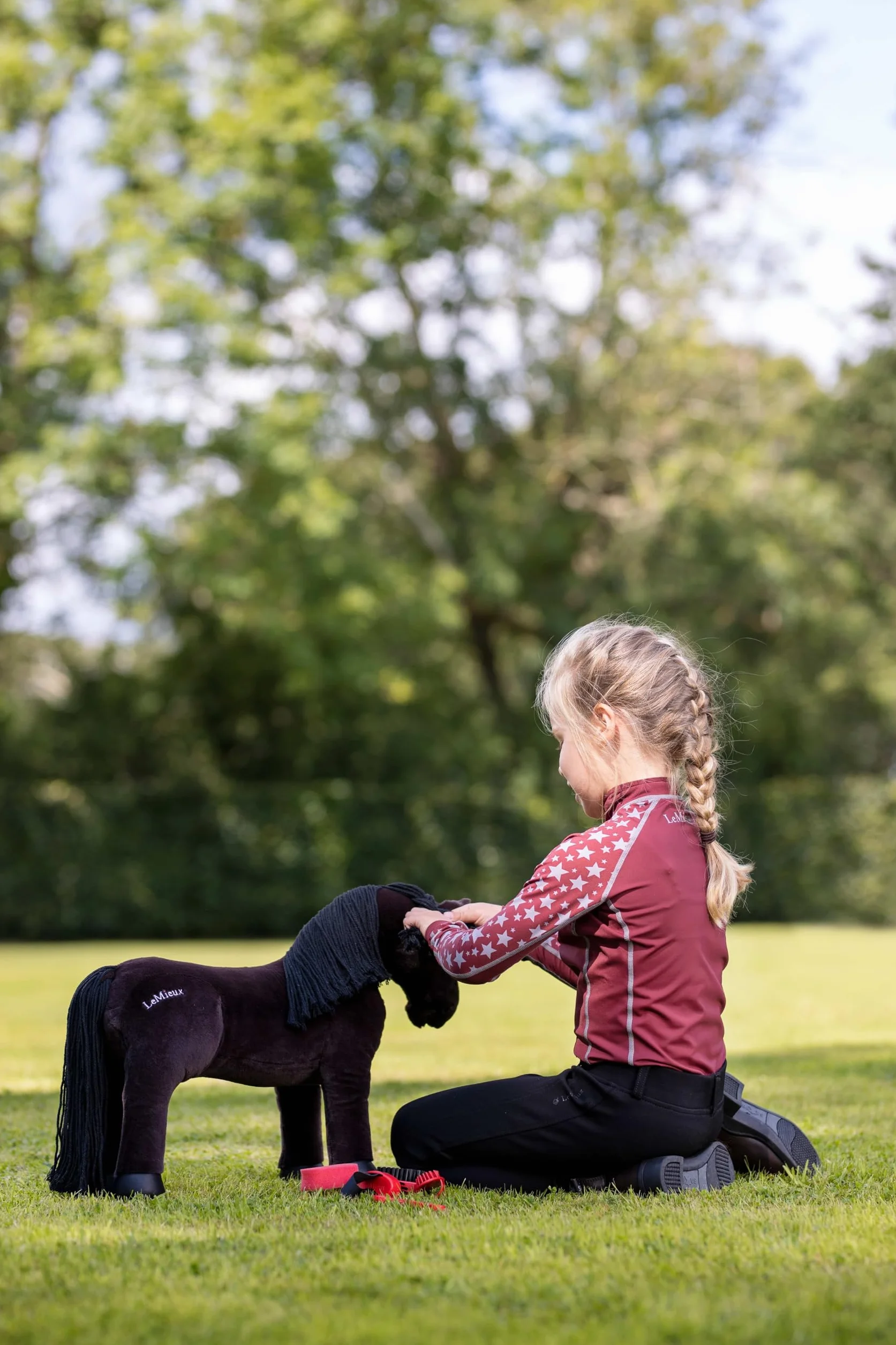 LeMieux Toy Pony Grooming Kit Ember – include spazzole, pettine per curry, spugna, groviglio e zoccoli – Conservare in mini borsa con coulisse – adatto per bambini dai 3 anni in su