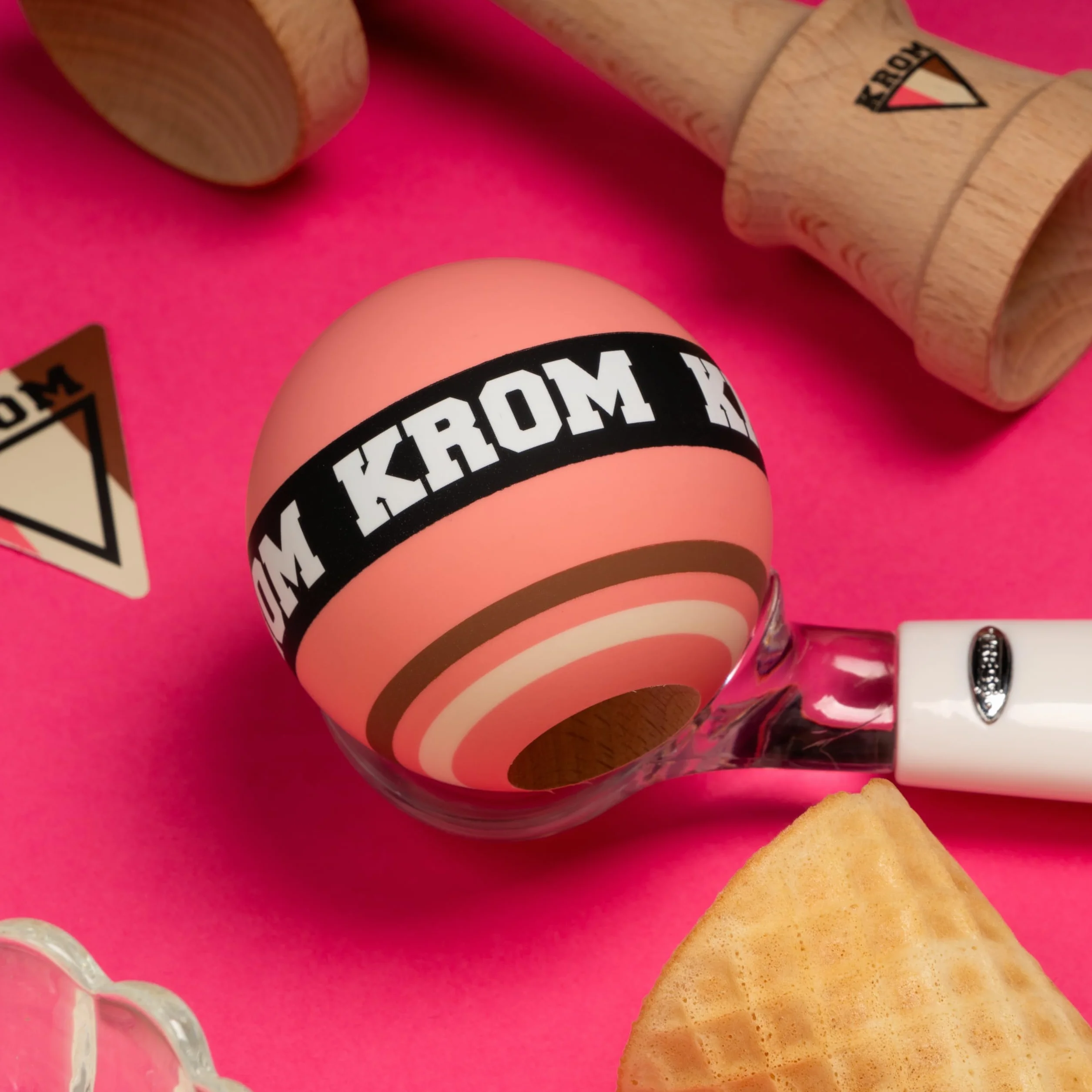 KROM Kendama STROGO Neapolitan Strawberry – Kendama in Legno per Principianti e Giocatori avanzati – Gioco di abilità per Uso Indoor e Outdoor – Giocattolo in Legno con Corda e Sfera