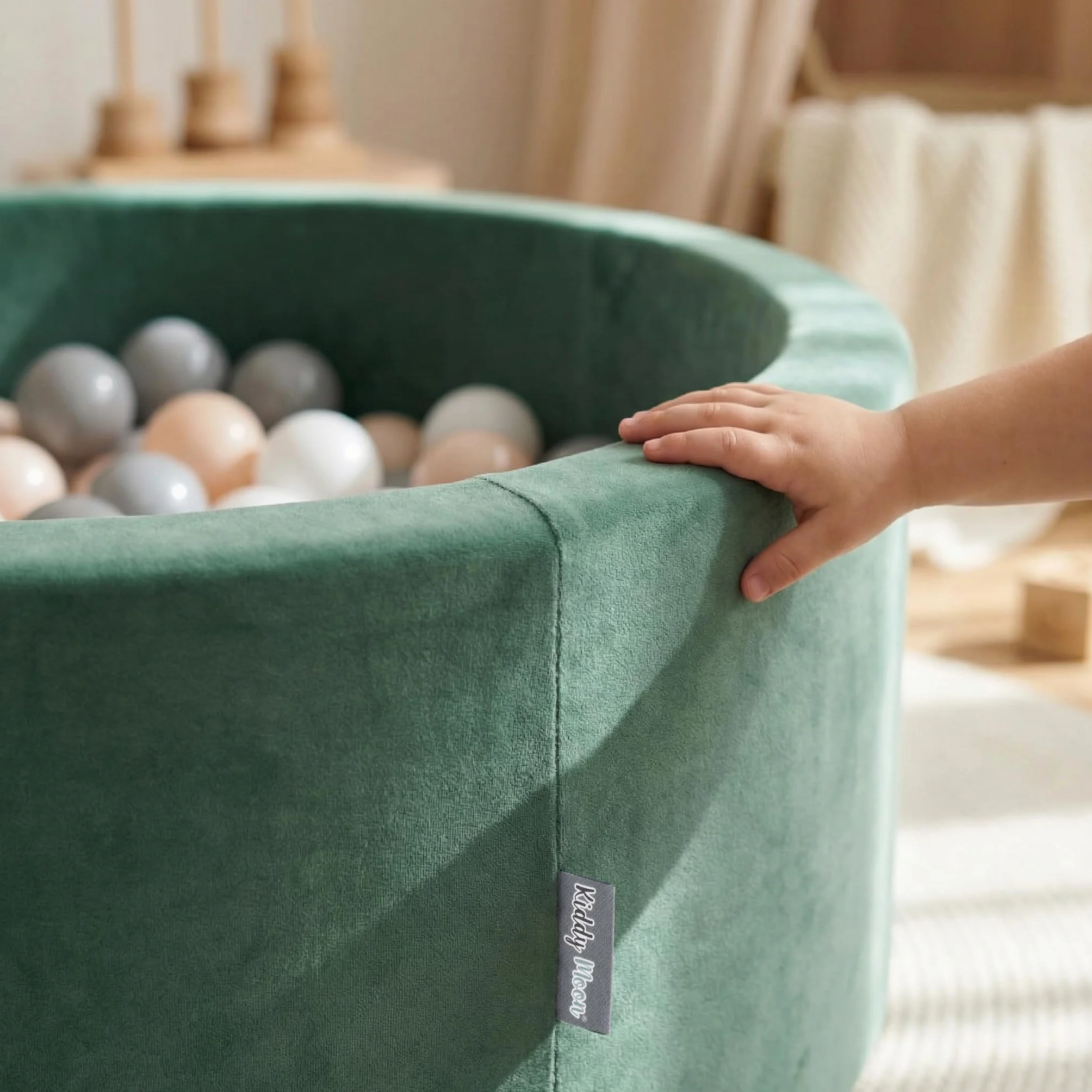 KiddyMoon Velluto Piscina di Palline 90X30cm/300 Palline ∅ 7CM per Bambini Tondo Fabbricato in EU, Velluto Verde: Beige Pastello/Salmone/Bianco