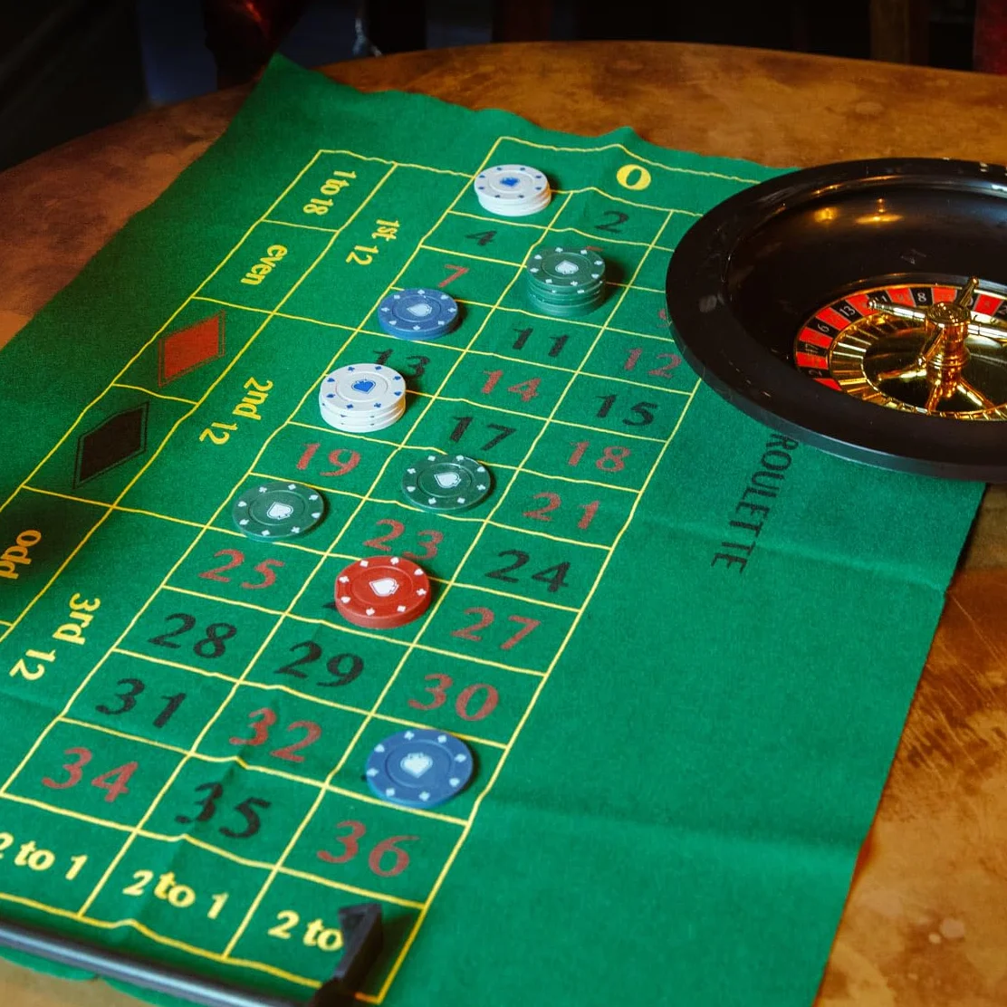 Talking Tables Casino Night Kit Poker Blackjack Roulette Set Gioco per Adulti | Tappetino Fiches Carte Denaro Palline GAMECASINO