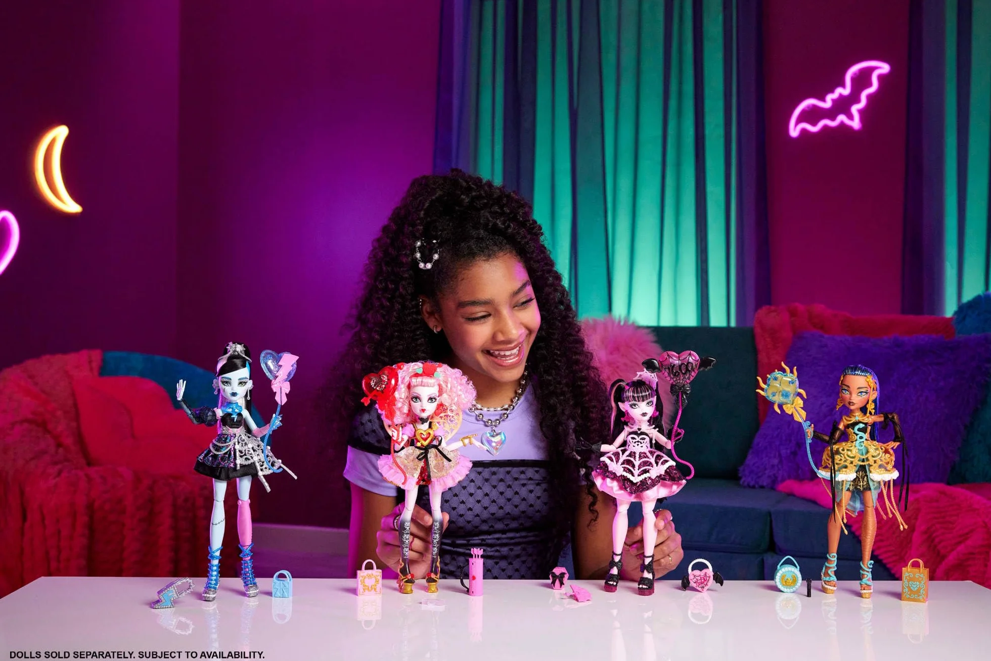 Monster High - Draculaura Scary Sweet Birthday, bambola con abito da party rosa e accessori a tema, palloncino, regalo e invito inclusi, giocattolo per bambini, 4+ anni, JBG74