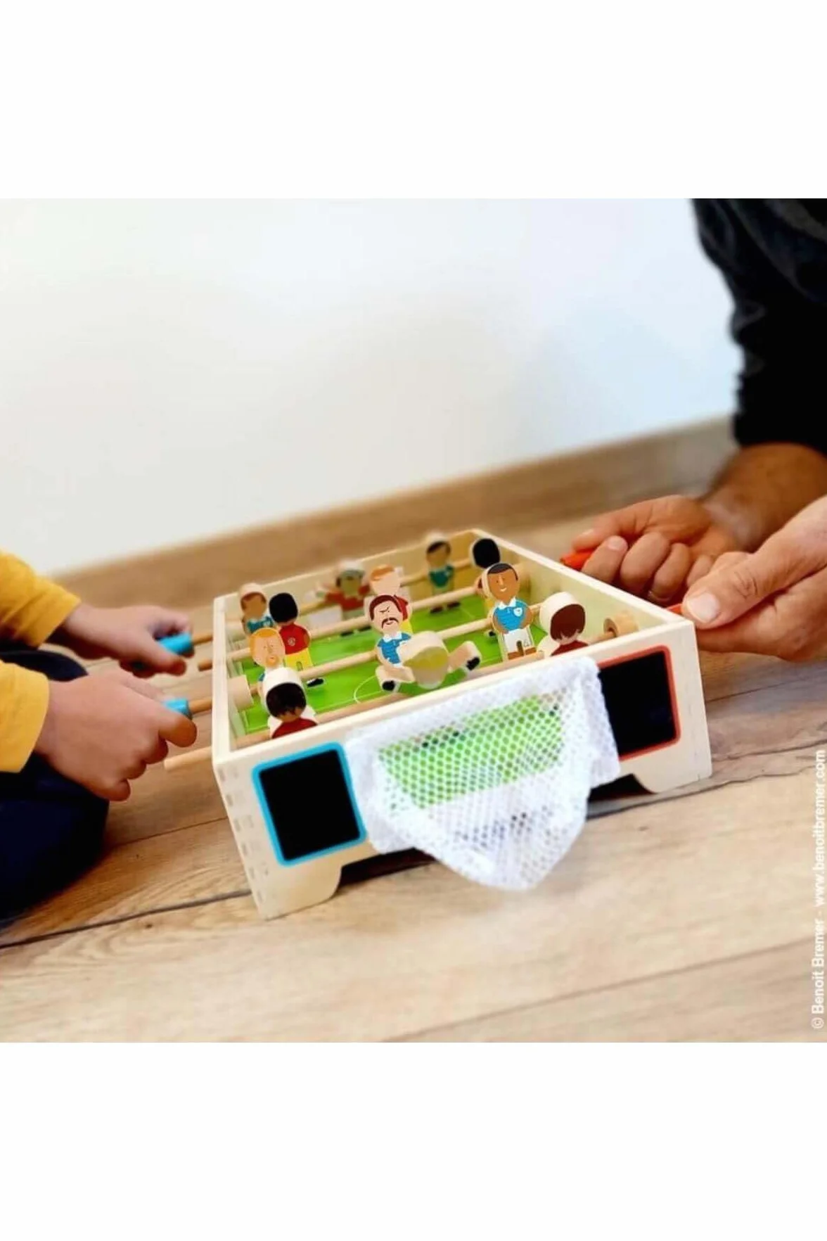 Janod - Mini Calcio da Tavolo in Legno Campioni - A Partire dai 3 Anni, J02070, Multicolore