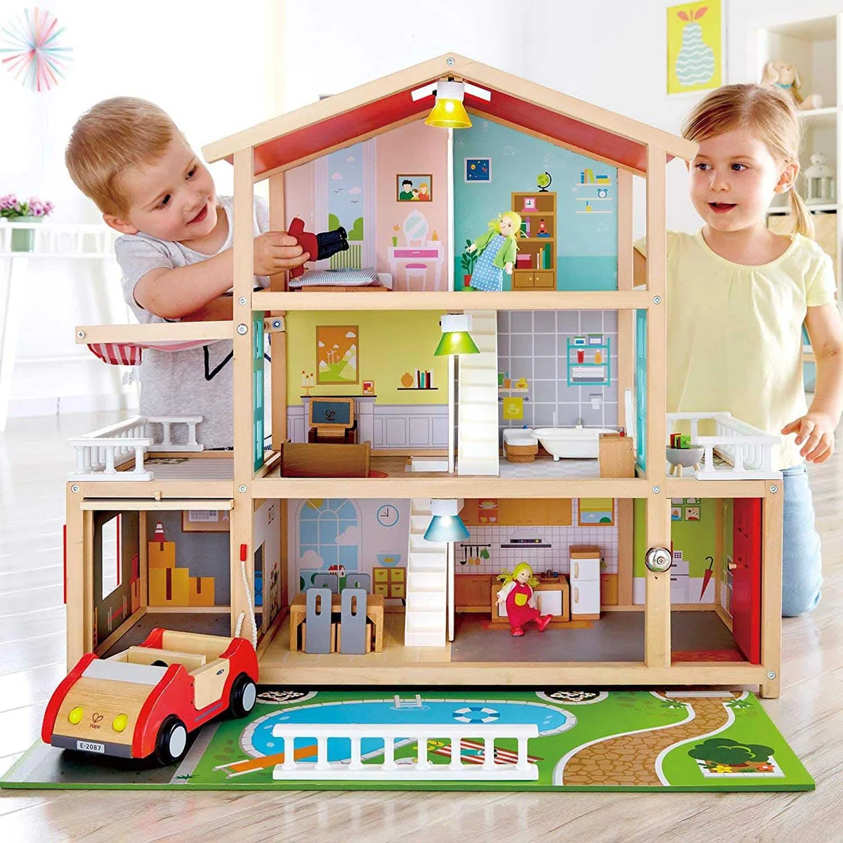 Hape Villa delle bambole | Casa arredata per gioco di ruolo | Casa giocattolo a tre piani in legno | Per bambini dai 3 anni