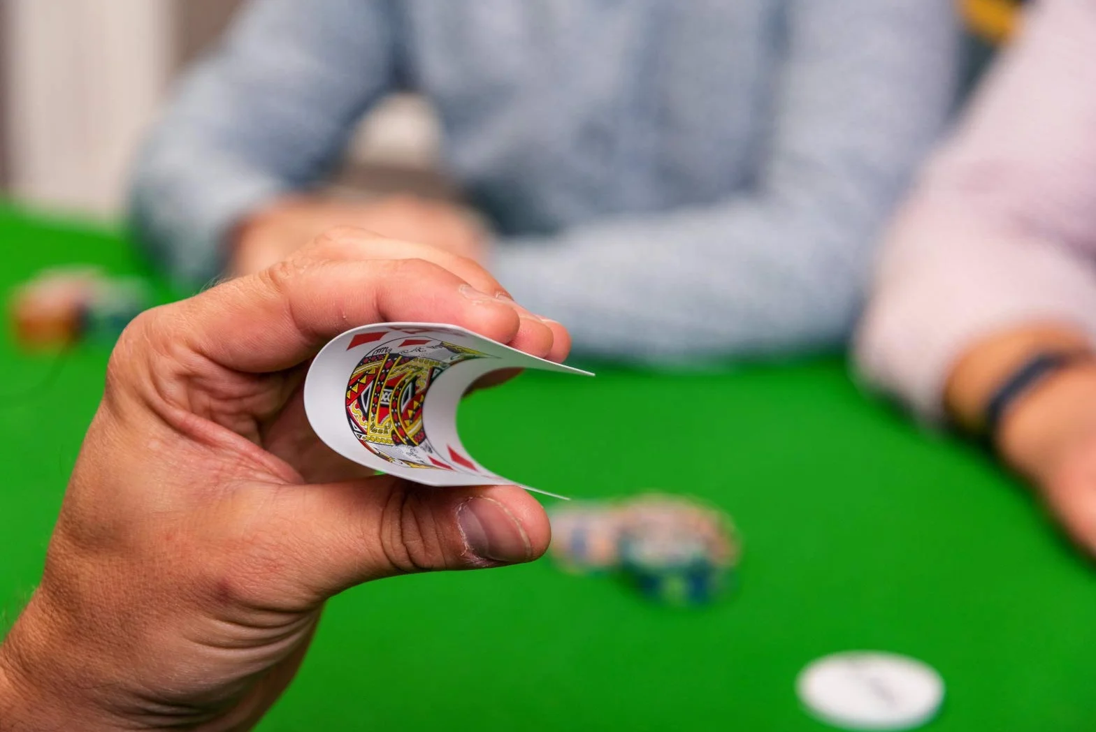 Set di 500 gettoni da poker Texas Holdem con valigetta da poker in alluminio gettone numerato di qualità 14g, 2 set di carte professionali in plastica, bottoni e 5 dadi